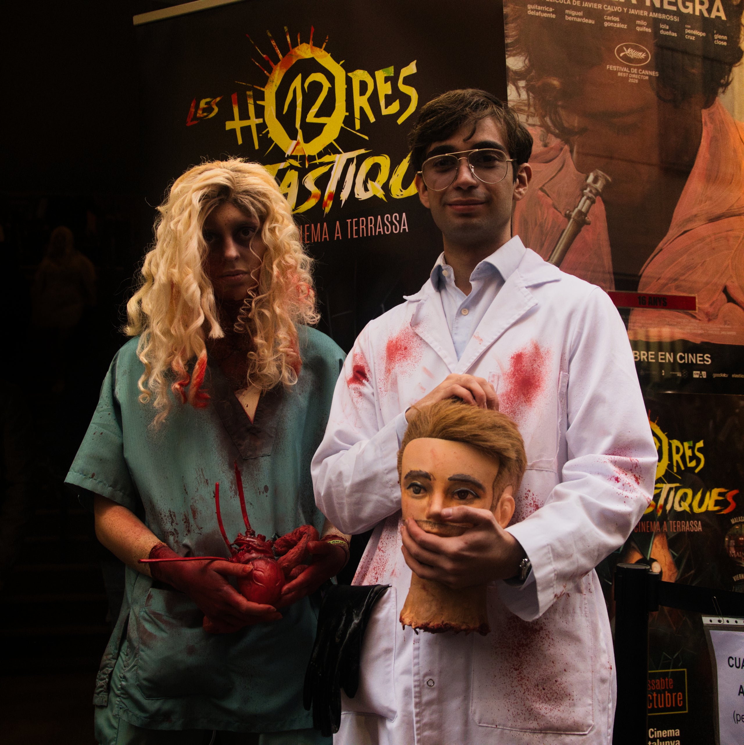 El Cinema Catalunya va acollir aquest dissabte les 12h Fantàstiques, una marató de pel·lícules barreja de ciència ficció i terror. I, un cop més, els estudiants de l'Institut de Terrassa van tornar a ser els encarregats de posar-hi l’ambientació, amb les seves disfresses, maquillatge i performance. A més, la jornada va ser especial gràcies a la presència del director terrassenc Albert Pintó que va oferir un col·loqui amb motiu de la projecció de la seva pel·lícula, “Malasaña 32”