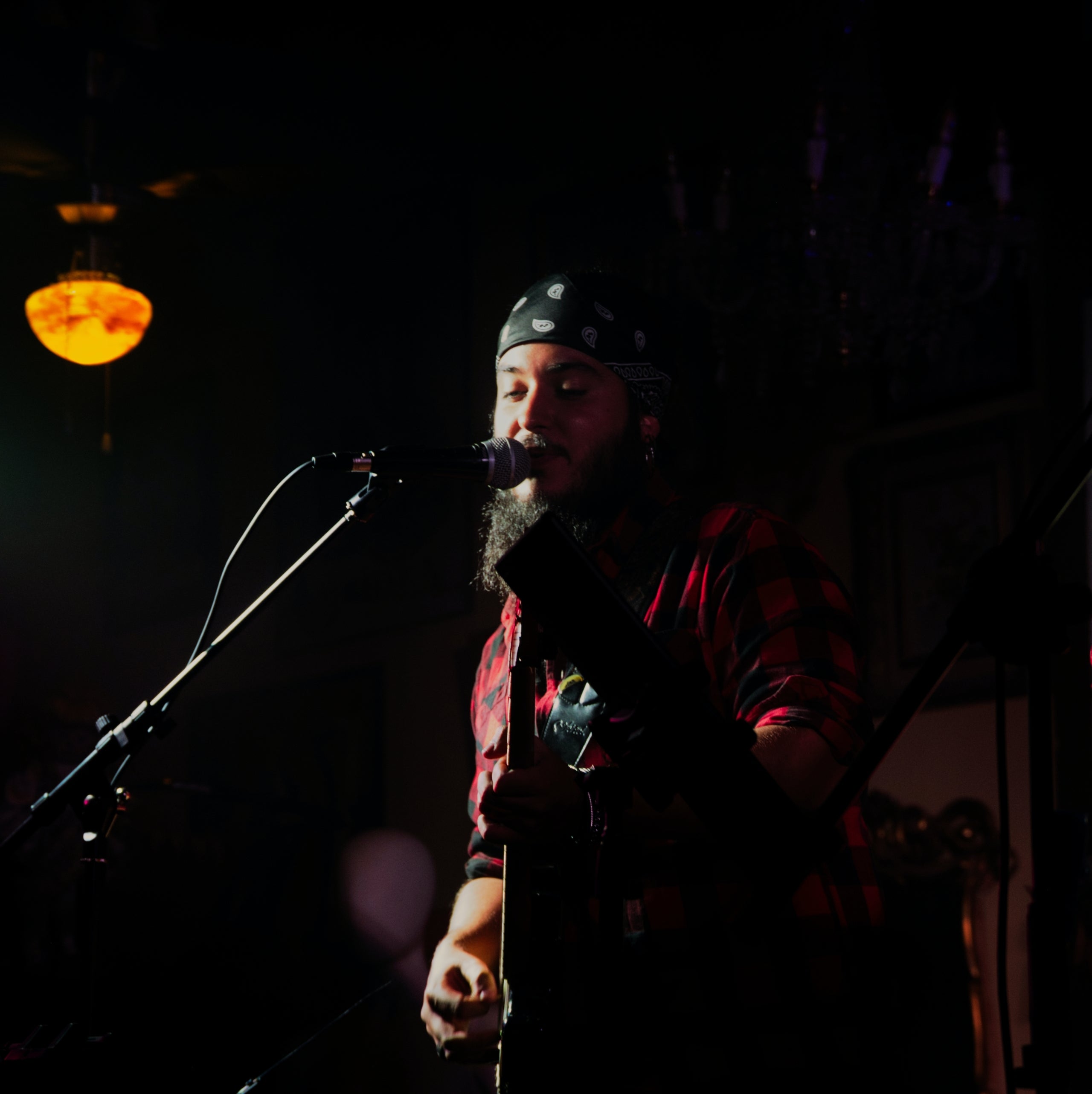 La sala Rokokó de Terrassa va viure aquest dissabte a la nit una jornada molt especial. La banda egarenca No n'hi ha prou va aplegar una bona claca d'amics i fans per gravar el seu nou videoclip i alhora retre un homenatge als grans grups i cançons del rock en català. 
