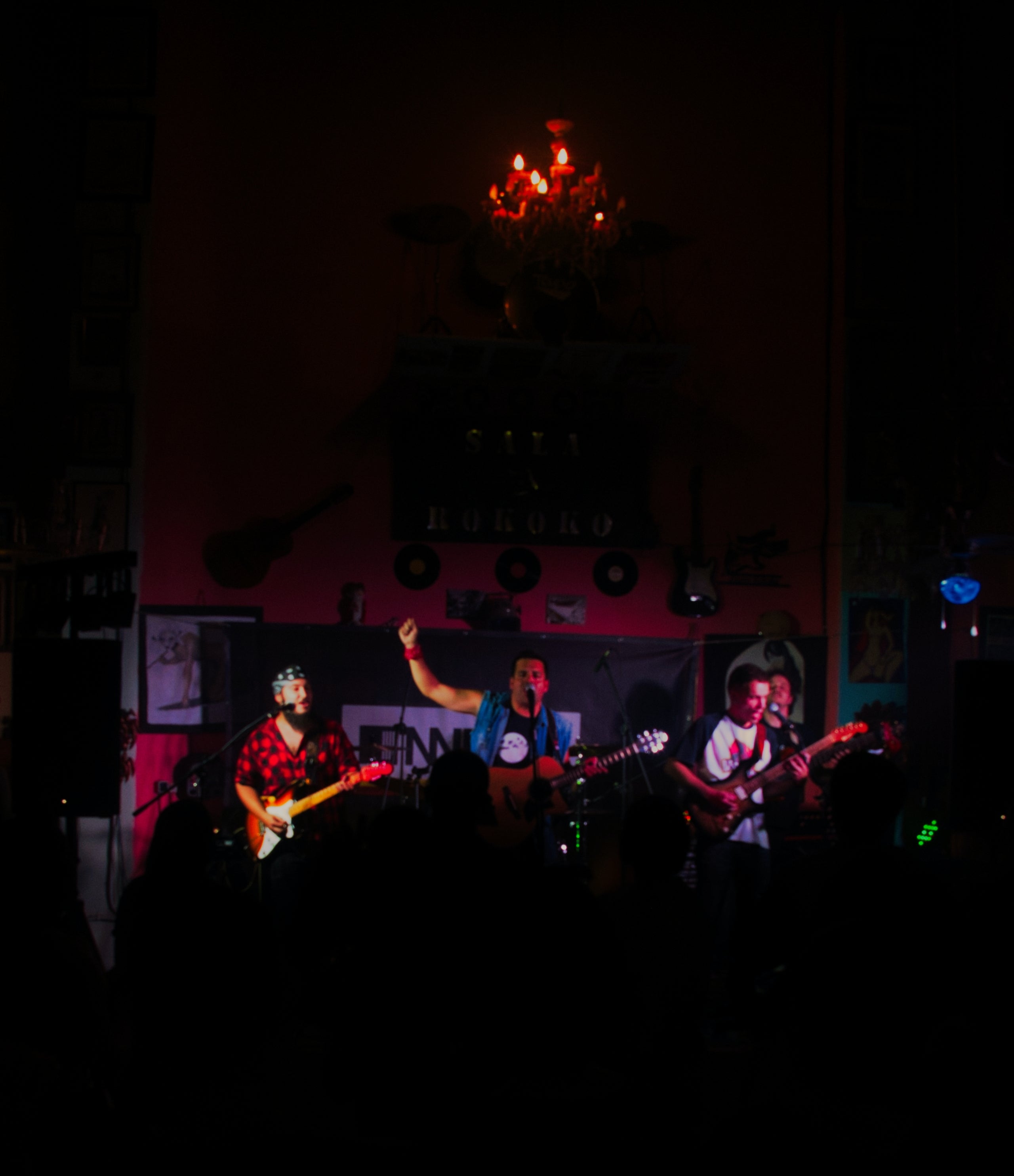 La sala Rokokó de Terrassa va viure aquest dissabte a la nit una jornada molt especial. La banda egarenca No n'hi ha prou va aplegar una bona claca d'amics i fans per gravar el seu nou videoclip i alhora retre un homenatge als grans grups i cançons del rock en català. 
