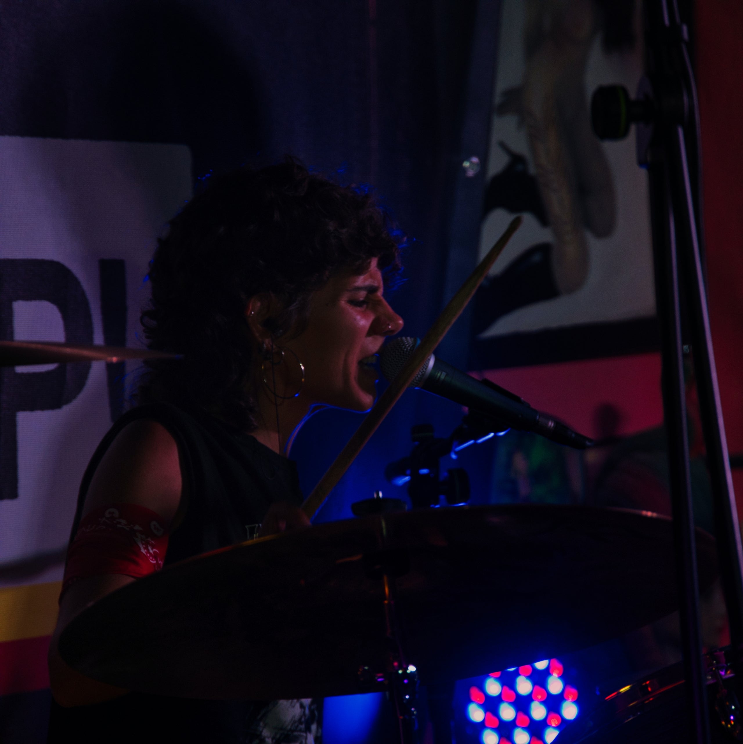La sala Rokokó de Terrassa va viure aquest dissabte a la nit una jornada molt especial. La banda egarenca No n'hi ha prou va aplegar una bona claca d'amics i fans per gravar el seu nou videoclip i alhora retre un homenatge als grans grups i cançons del rock en català. 