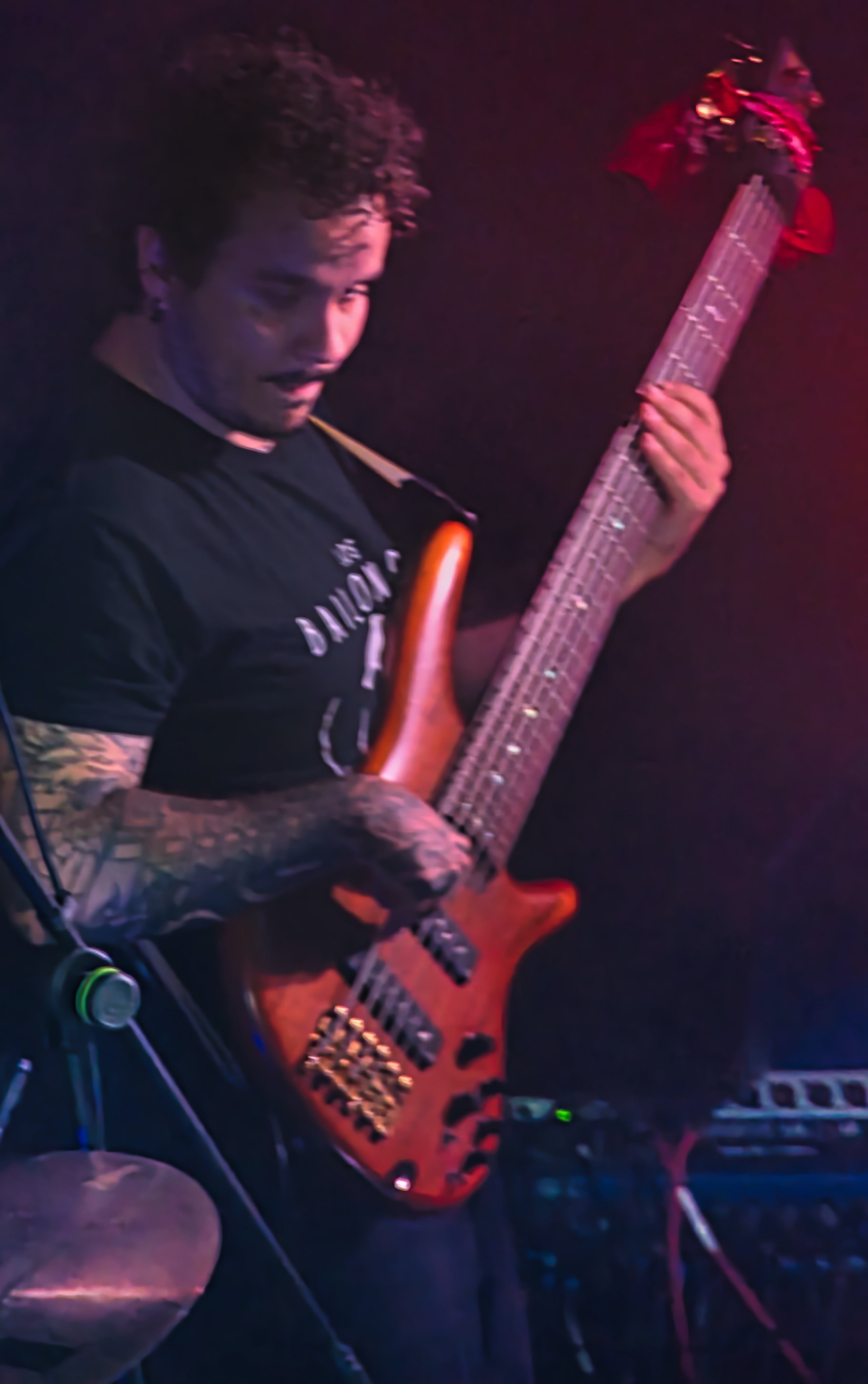 La sala Rokokó de Terrassa va viure aquest dissabte a la nit una jornada molt especial. La banda egarenca No n'hi ha prou va aplegar una bona claca d'amics i fans per gravar el seu nou videoclip i alhora retre un homenatge als grans grups i cançons del rock en català. 