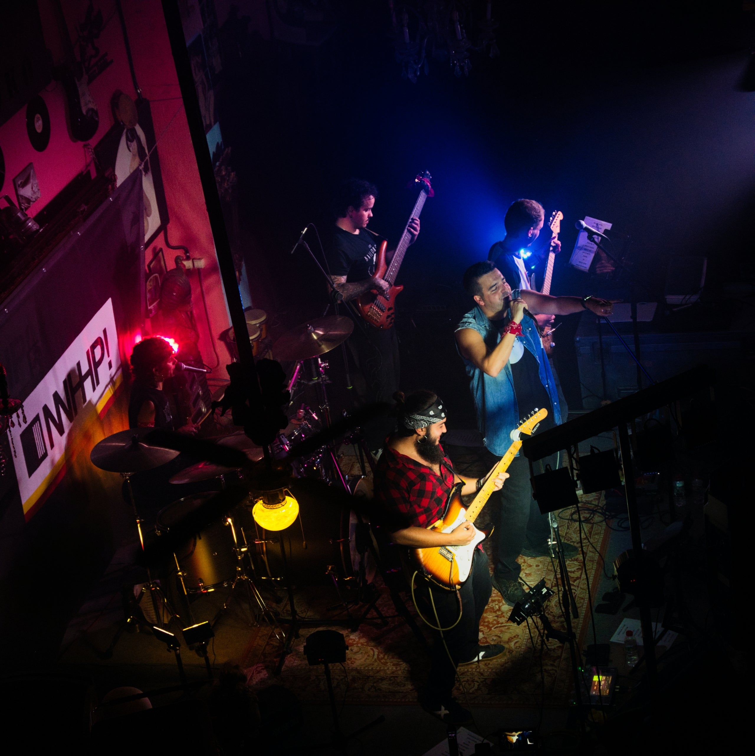 La sala Rokokó de Terrassa va viure aquest dissabte a la nit una jornada molt especial. La banda egarenca No n'hi ha prou va aplegar una bona claca d'amics i fans per gravar el seu nou videoclip i alhora retre un homenatge als grans grups i cançons del rock en català. 