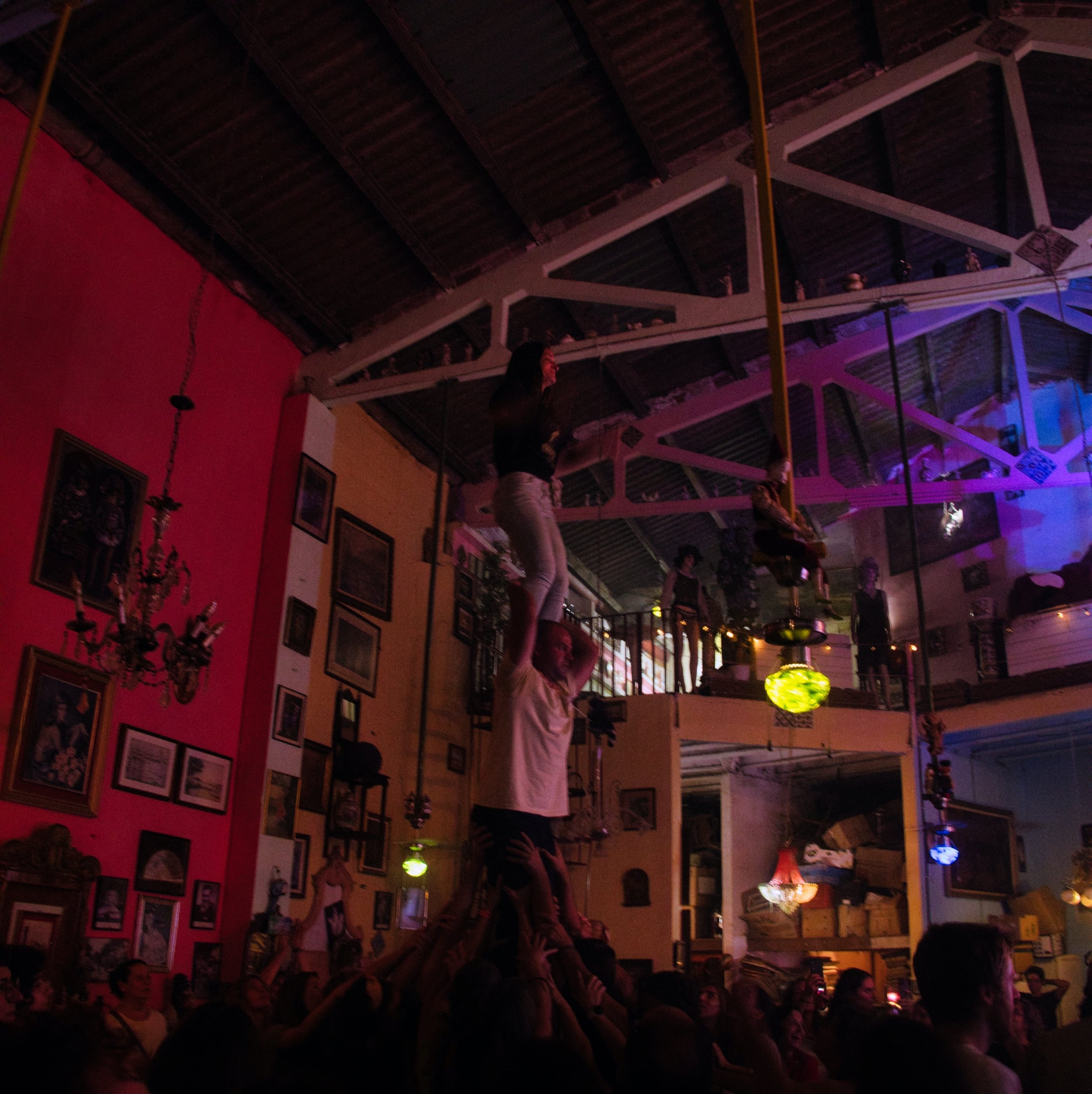 La sala Rokokó de Terrassa va viure aquest dissabte a la nit una jornada molt especial. La banda egarenca No n'hi ha prou va aplegar una bona claca d'amics i fans per gravar el seu nou videoclip i alhora retre un homenatge als grans grups i cançons del rock en català. 