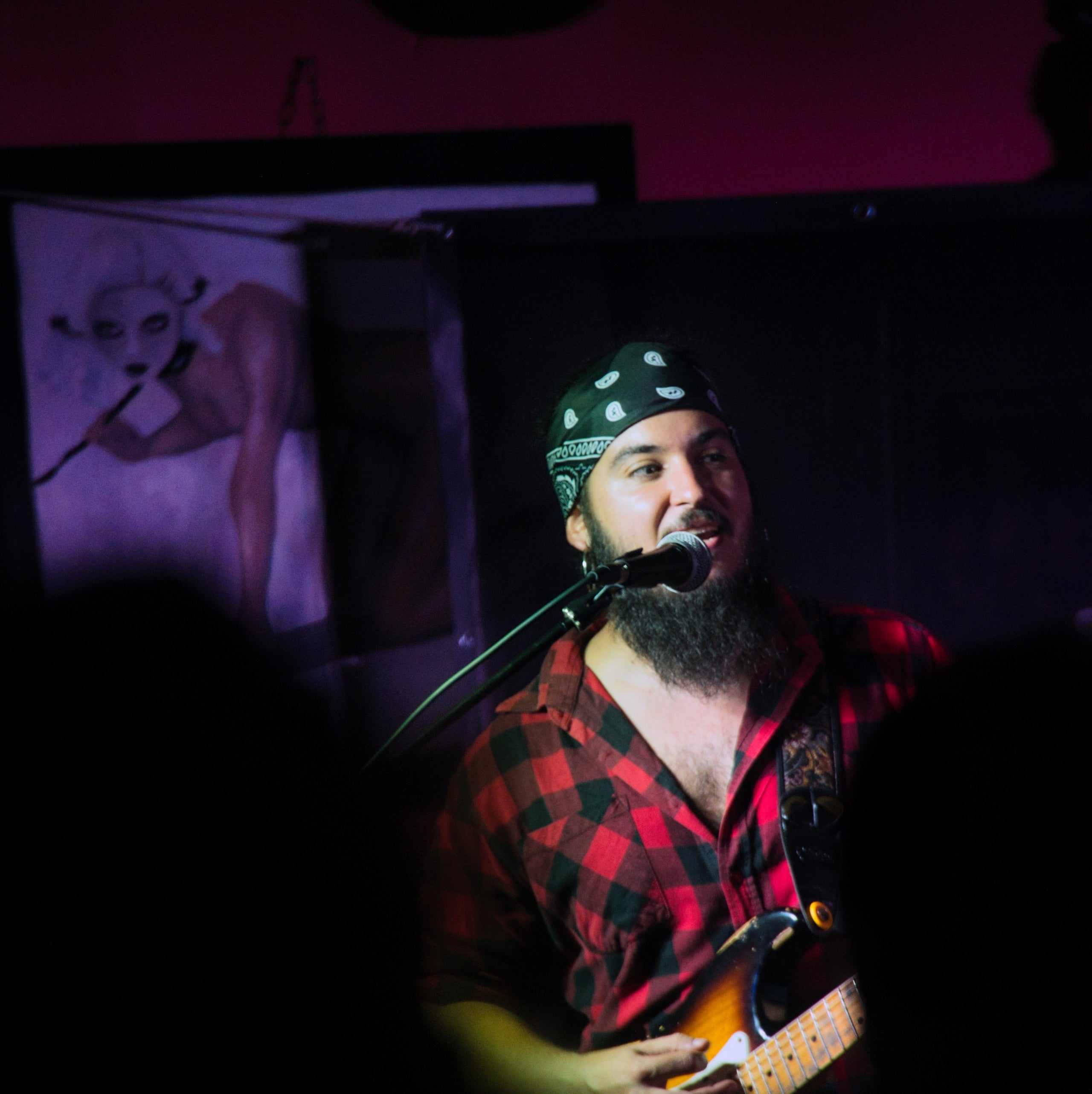 La sala Rokokó de Terrassa va viure aquest dissabte a la nit una jornada molt especial. La banda egarenca No n'hi ha prou va aplegar una bona claca d'amics i fans per gravar el seu nou videoclip i alhora retre un homenatge als grans grups i cançons del rock en català. 