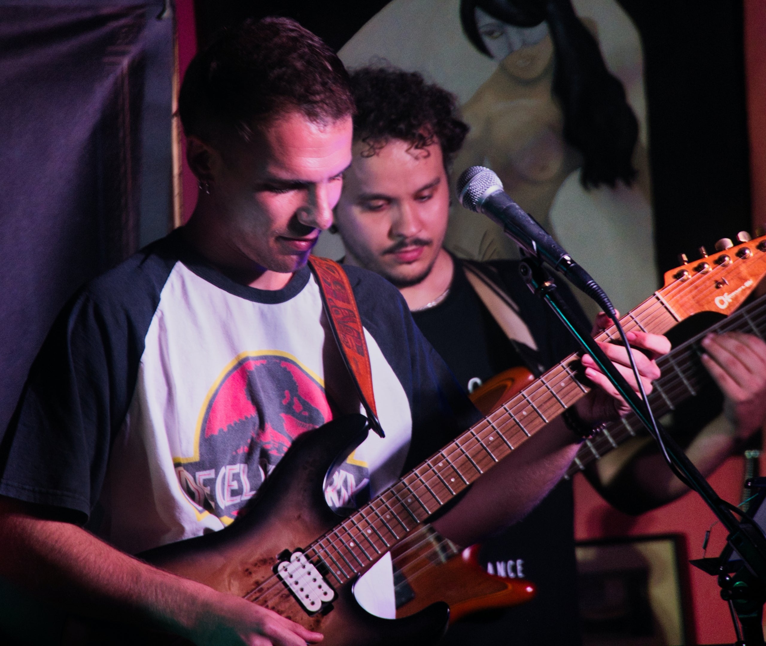 La sala Rokokó de Terrassa va viure aquest dissabte a la nit una jornada molt especial. La banda egarenca No n'hi ha prou va aplegar una bona claca d'amics i fans per gravar el seu nou videoclip i alhora retre un homenatge als grans grups i cançons del rock en català. 
