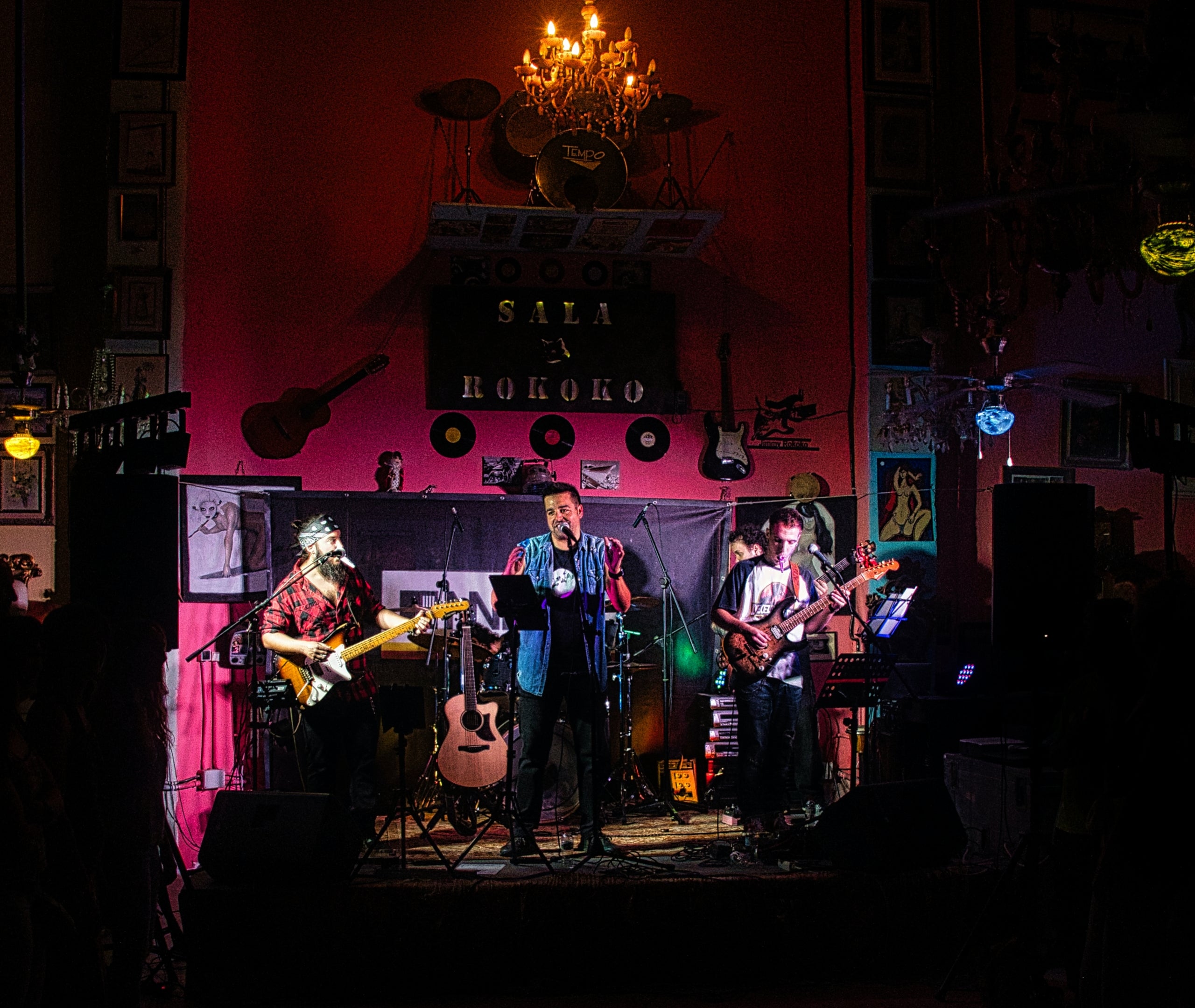 La sala Rokokó de Terrassa va viure aquest dissabte a la nit una jornada molt especial. La banda egarenca No n'hi ha prou va aplegar una bona claca d'amics i fans per gravar el seu nou videoclip i alhora retre un homenatge als grans grups i cançons del rock en català. 