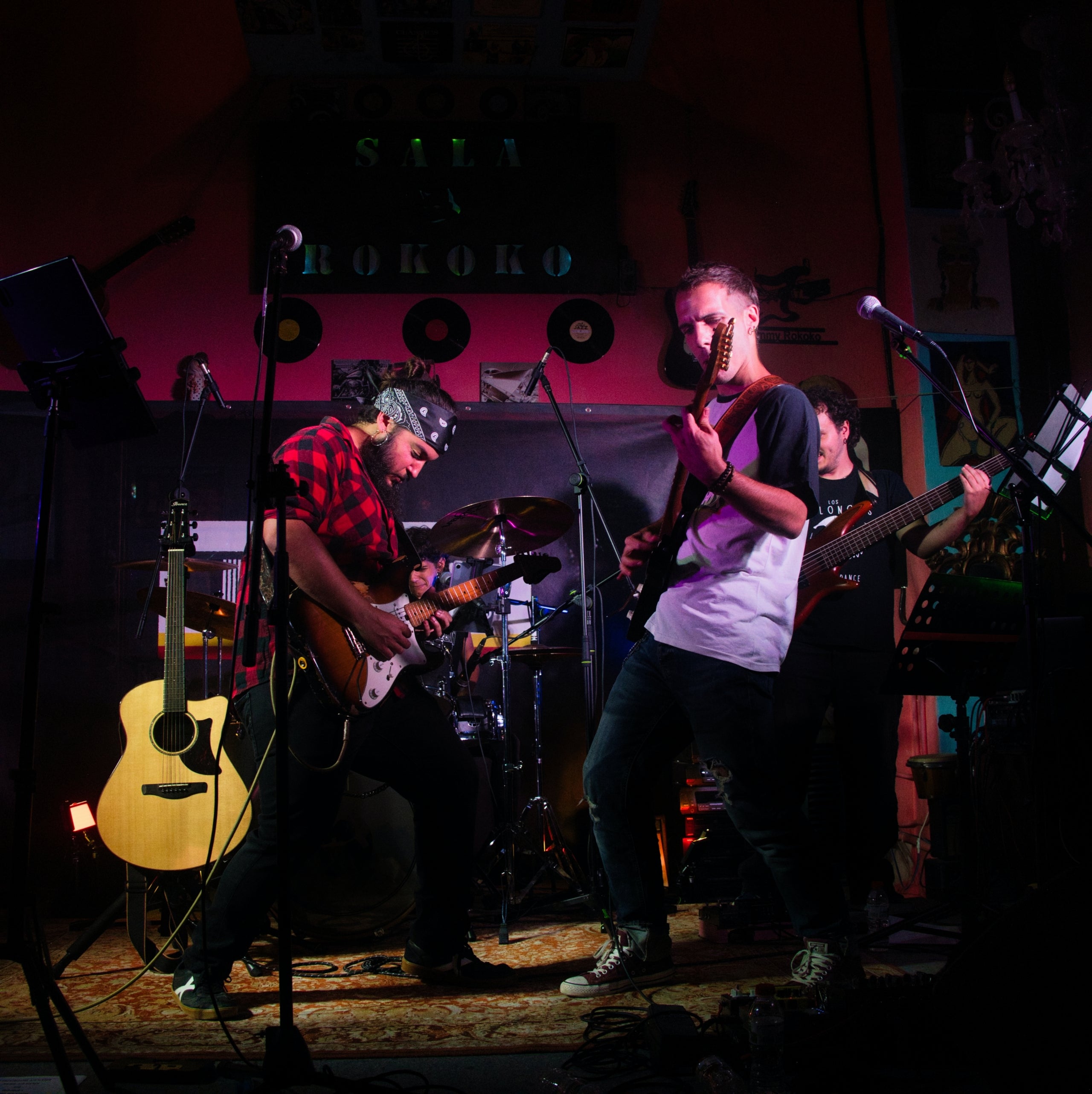 La sala Rokokó de Terrassa va viure aquest dissabte a la nit una jornada molt especial. La banda egarenca No n'hi ha prou va aplegar una bona claca d'amics i fans per gravar el seu nou videoclip i alhora retre un homenatge als grans grups i cançons del rock en català. 