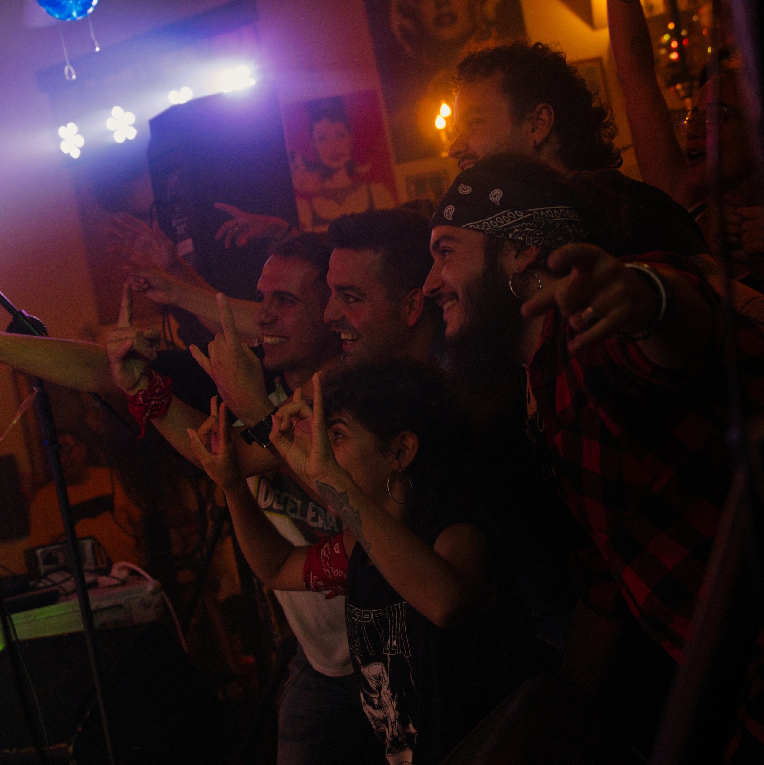 La sala Rokokó de Terrassa va viure aquest dissabte a la nit una jornada molt especial. La banda egarenca No n'hi ha prou va aplegar una bona claca d'amics i fans per gravar el seu nou videoclip i alhora retre un homenatge als grans grups i cançons del rock en català. 