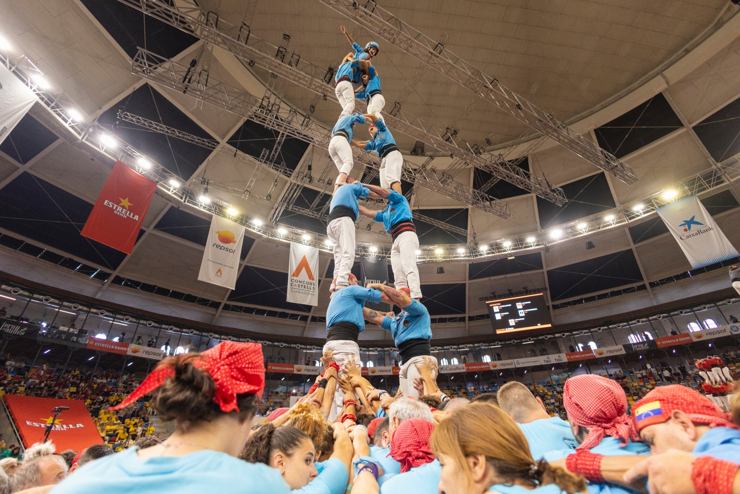 Els Castellers de Terrassa han participat a la jornada de dissabte del Concurs de Castells de Tarragona. Els egarencs han finalitzat en la catorzena posició (de 30 colles participants) gràcies a sumar 2075 punts. Havien plantejat tres castells i els tres han estat descarregats. Han anat sobre segur i han completat el 2d7, el 3d7s i el 5d7. Bona actuació dels terrassencs, que continuen creixent amb pas ferm. El podi del Concurs de Castells de la segona jornada ha estat encapçalat per uns pletòrics Marrecs de Salt, que han descarregat el primer 4d9 amb folre de la seva història. En segona posició han quedat els Nens del Vendrell, gràcies a dos castells de gamma alta de vuit. Mentre que Castellers de Lleida, fins avui, vigents campions, han assolit la tercera posició. 