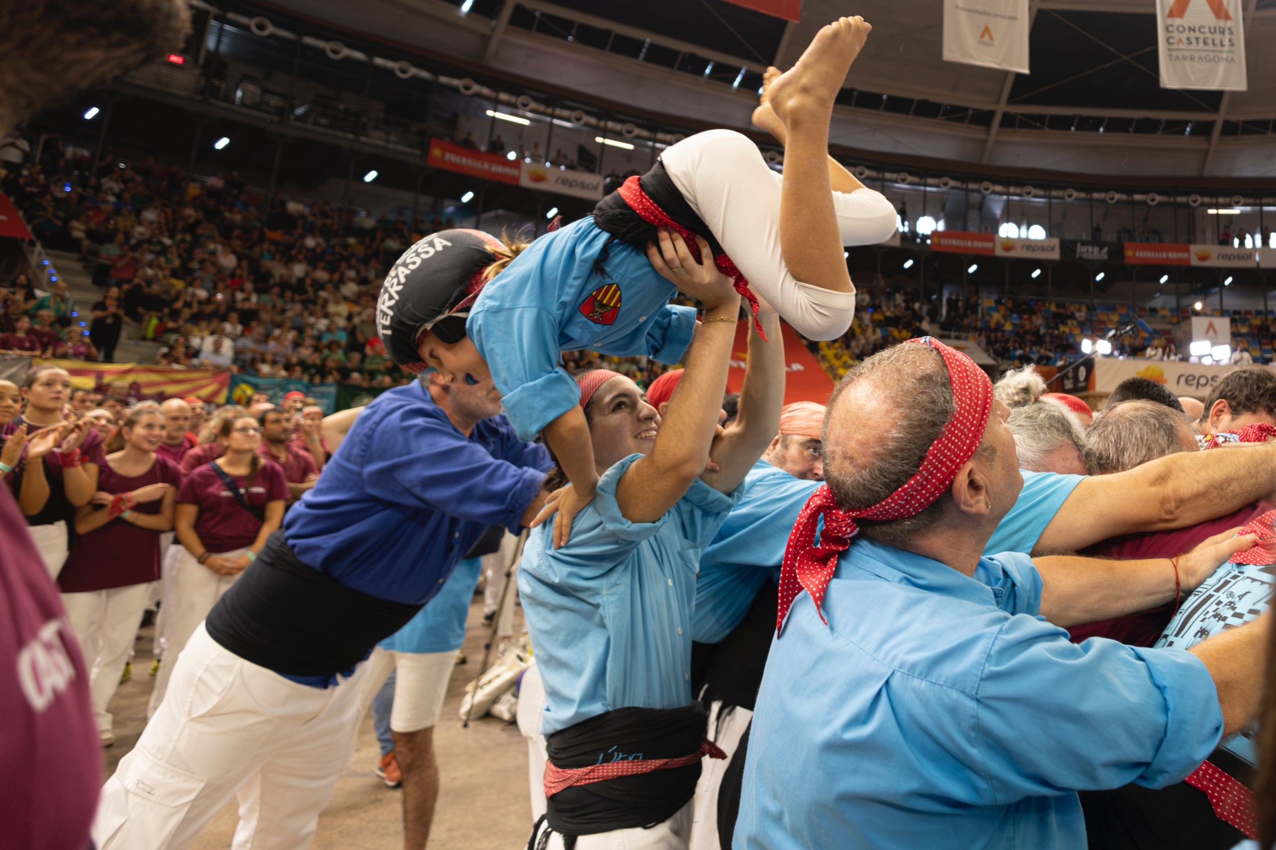 Els Castellers de Terrassa han participat a la jornada de dissabte del Concurs de Castells de Tarragona. Els egarencs han finalitzat en la catorzena posició (de 30 colles participants) gràcies a sumar 2075 punts. Havien plantejat tres castells i els tres han estat descarregats. Han anat sobre segur i han completat el 2d7, el 3d7s i el 5d7. Bona actuació dels terrassencs, que continuen creixent amb pas ferm. El podi del Concurs de Castells de la segona jornada ha estat encapçalat per uns pletòrics Marrecs de Salt, que han descarregat el primer 4d9 amb folre de la seva història. En segona posició han quedat els Nens del Vendrell, gràcies a dos castells de gamma alta de vuit. Mentre que Castellers de Lleida, fins avui, vigents campions, han assolit la tercera posició. 
