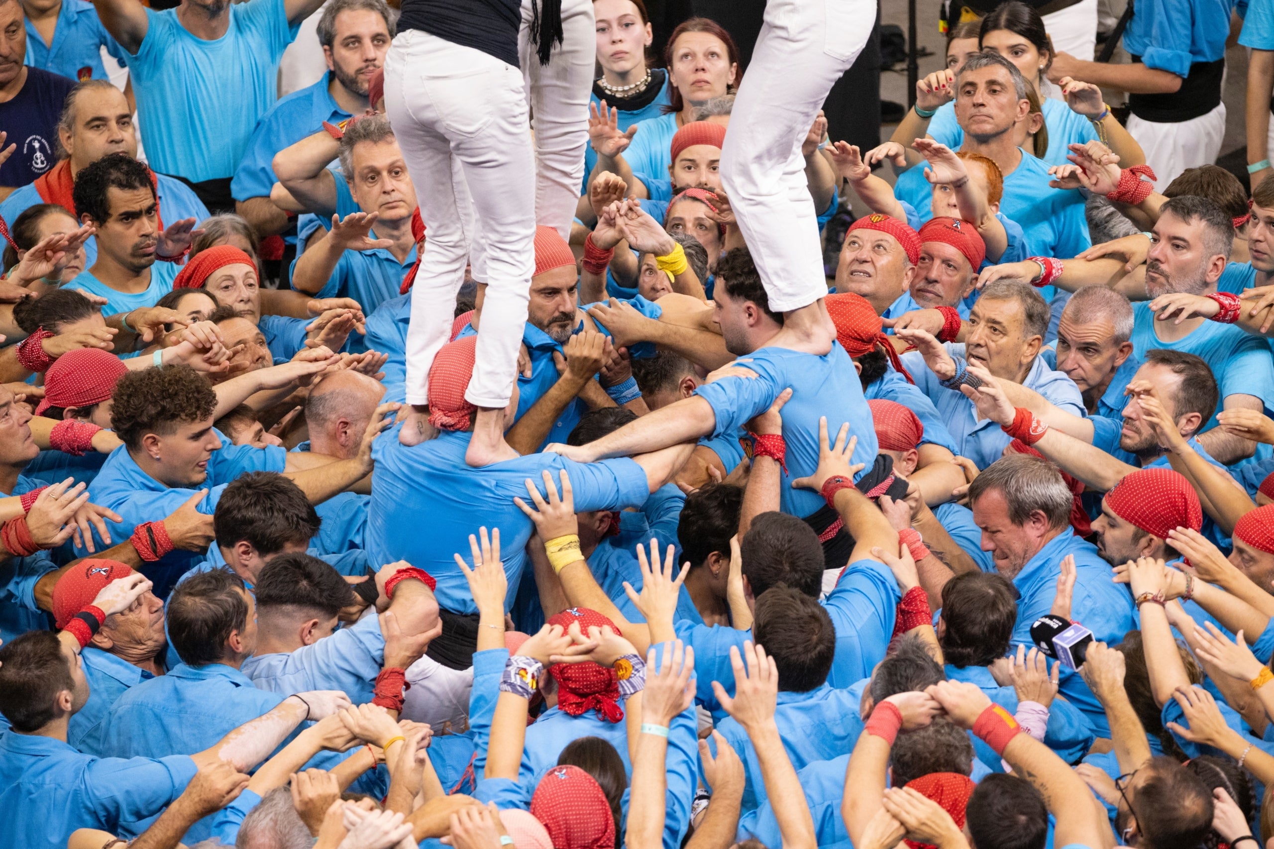Els Castellers de Terrassa han participat a la jornada de dissabte del Concurs de Castells de Tarragona. Els egarencs han finalitzat en la catorzena posició (de 30 colles participants) gràcies a sumar 2075 punts. Havien plantejat tres castells i els tres han estat descarregats. Han anat sobre segur i han completat el 2d7, el 3d7s i el 5d7. Bona actuació dels terrassencs, que continuen creixent amb pas ferm. El podi del Concurs de Castells de la segona jornada ha estat encapçalat per uns pletòrics Marrecs de Salt, que han descarregat el primer 4d9 amb folre de la seva història. En segona posició han quedat els Nens del Vendrell, gràcies a dos castells de gamma alta de vuit. Mentre que Castellers de Lleida, fins avui, vigents campions, han assolit la tercera posició. 