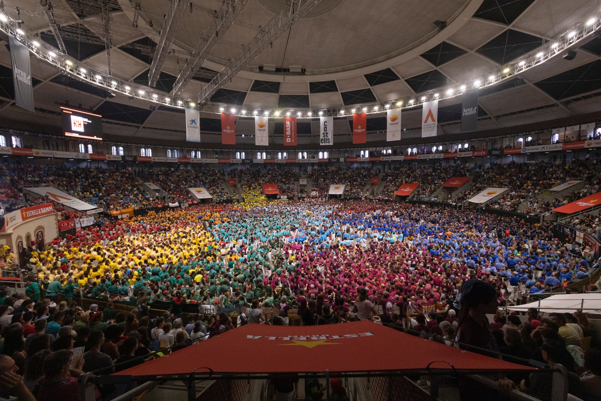 Els Castellers de Terrassa han participat a la jornada de dissabte del Concurs de Castells de Tarragona. Els egarencs han finalitzat en la catorzena posició (de 30 colles participants) gràcies a sumar 2075 punts. Havien plantejat tres castells i els tres han estat descarregats. Han anat sobre segur i han completat el 2d7, el 3d7s i el 5d7. Bona actuació dels terrassencs, que continuen creixent amb pas ferm. El podi del Concurs de Castells de la segona jornada ha estat encapçalat per uns pletòrics Marrecs de Salt, que han descarregat el primer 4d9 amb folre de la seva història. En segona posició han quedat els Nens del Vendrell, gràcies a dos castells de gamma alta de vuit. Mentre que Castellers de Lleida, fins avui, vigents campions, han assolit la tercera posició. 