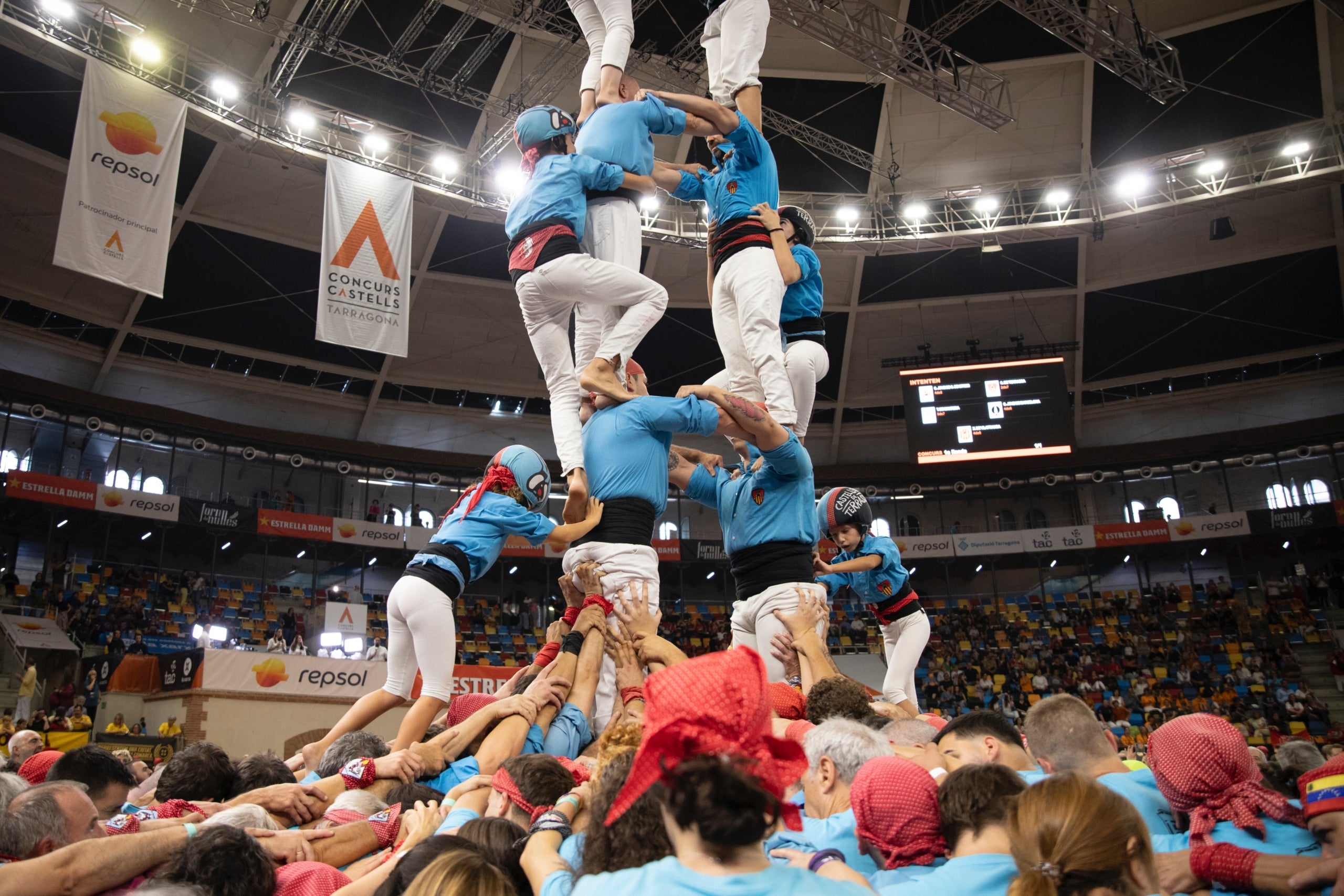 Els Castellers de Terrassa han participat a la jornada de dissabte del Concurs de Castells de Tarragona. Els egarencs han finalitzat en la catorzena posició (de 30 colles participants) gràcies a sumar 2075 punts. Havien plantejat tres castells i els tres han estat descarregats. Han anat sobre segur i han completat el 2d7, el 3d7s i el 5d7. Bona actuació dels terrassencs, que continuen creixent amb pas ferm. El podi del Concurs de Castells de la segona jornada ha estat encapçalat per uns pletòrics Marrecs de Salt, que han descarregat el primer 4d9 amb folre de la seva història. En segona posició han quedat els Nens del Vendrell, gràcies a dos castells de gamma alta de vuit. Mentre que Castellers de Lleida, fins avui, vigents campions, han assolit la tercera posició. 