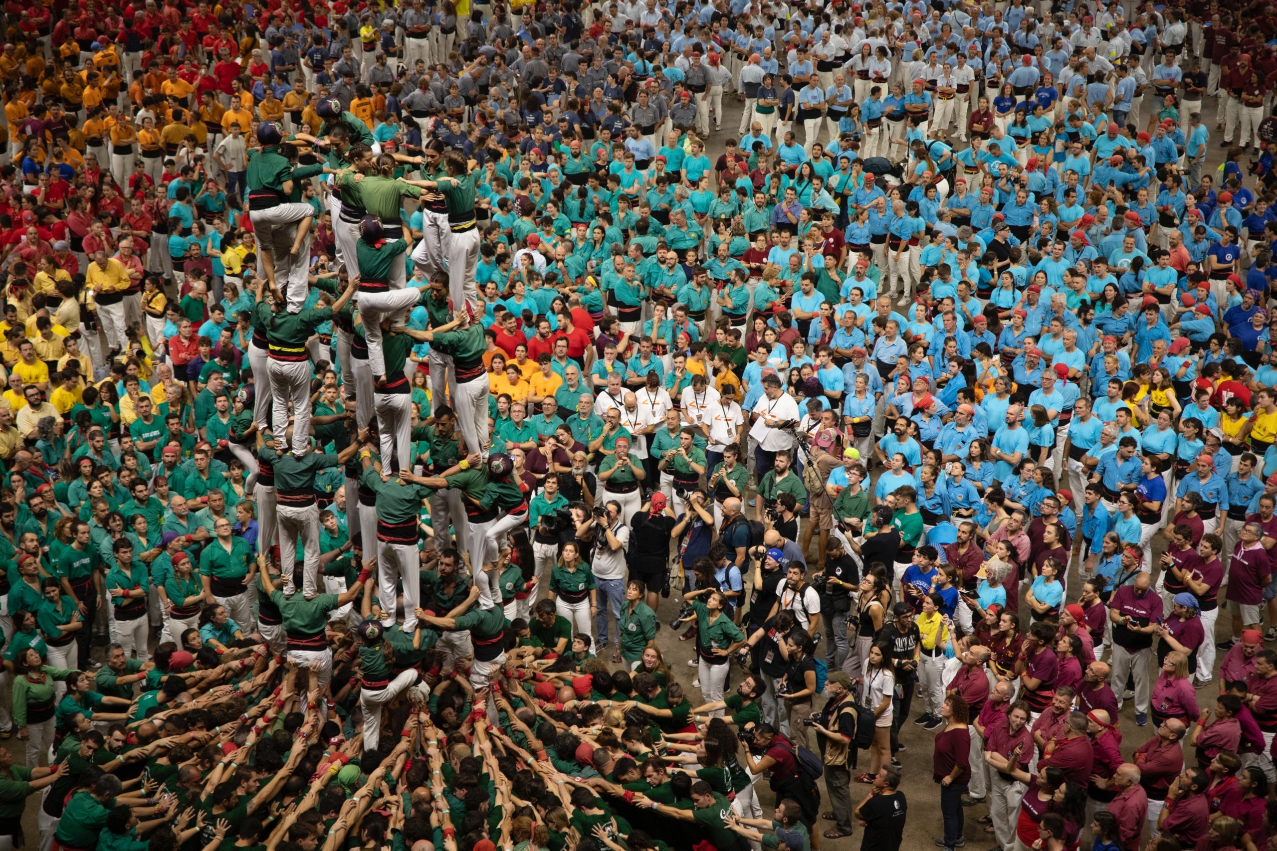Els Castellers de Terrassa han participat a la jornada de dissabte del Concurs de Castells de Tarragona. Els egarencs han finalitzat en la catorzena posició (de 30 colles participants) gràcies a sumar 2075 punts. Havien plantejat tres castells i els tres han estat descarregats. Han anat sobre segur i han completat el 2d7, el 3d7s i el 5d7. Bona actuació dels terrassencs, que continuen creixent amb pas ferm. El podi del Concurs de Castells de la segona jornada ha estat encapçalat per uns pletòrics Marrecs de Salt, que han descarregat el primer 4d9 amb folre de la seva història. En segona posició han quedat els Nens del Vendrell, gràcies a dos castells de gamma alta de vuit. Mentre que Castellers de Lleida, fins avui, vigents campions, han assolit la tercera posició. 