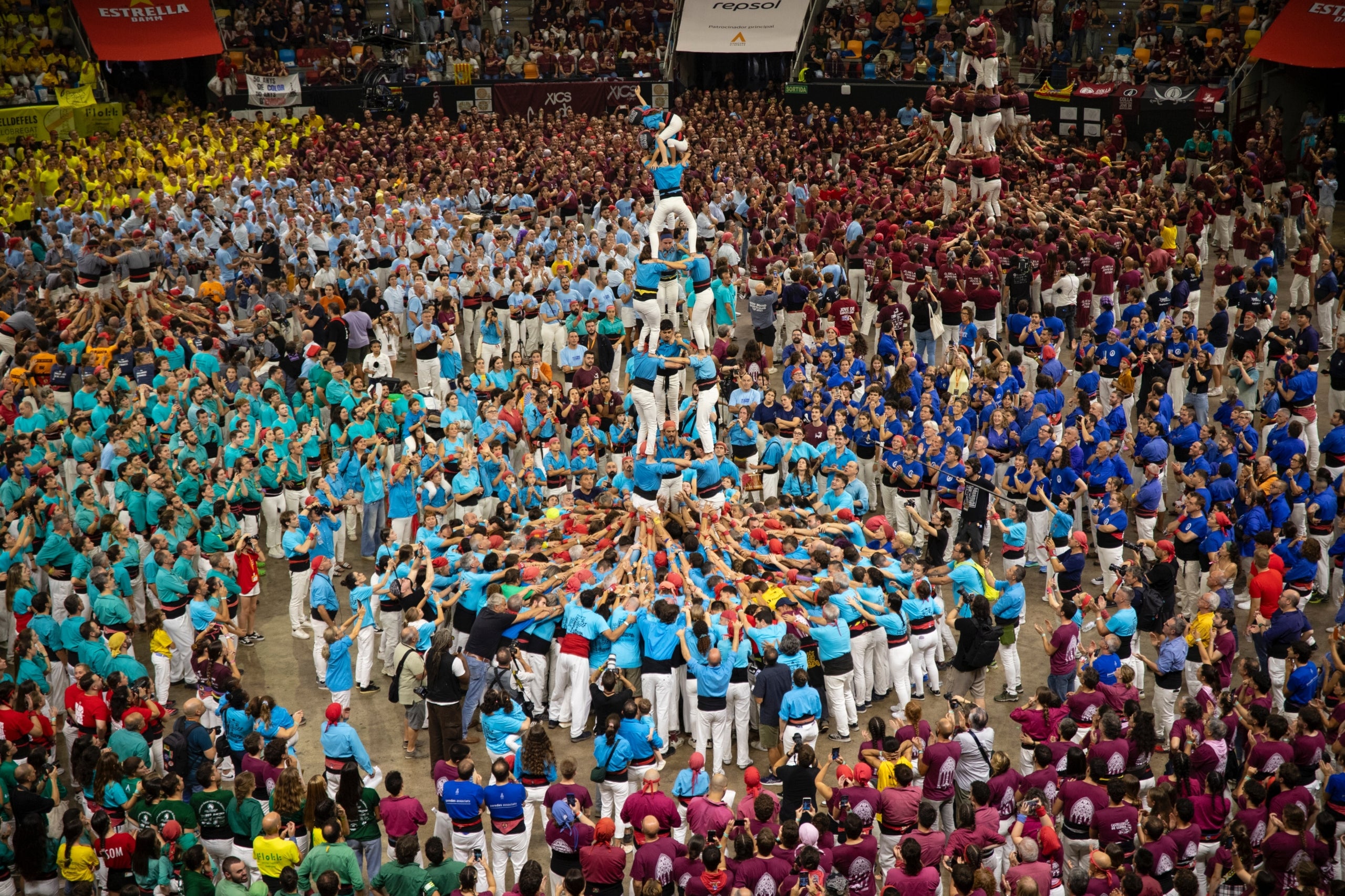 Els Castellers de Terrassa han participat a la jornada de dissabte del Concurs de Castells de Tarragona. Els egarencs han finalitzat en la catorzena posició (de 30 colles participants) gràcies a sumar 2075 punts. Havien plantejat tres castells i els tres han estat descarregats. Han anat sobre segur i han completat el 2d7, el 3d7s i el 5d7. Bona actuació dels terrassencs, que continuen creixent amb pas ferm. El podi del Concurs de Castells de la segona jornada ha estat encapçalat per uns pletòrics Marrecs de Salt, que han descarregat el primer 4d9 amb folre de la seva història. En segona posició han quedat els Nens del Vendrell, gràcies a dos castells de gamma alta de vuit. Mentre que Castellers de Lleida, fins avui, vigents campions, han assolit la tercera posició. 