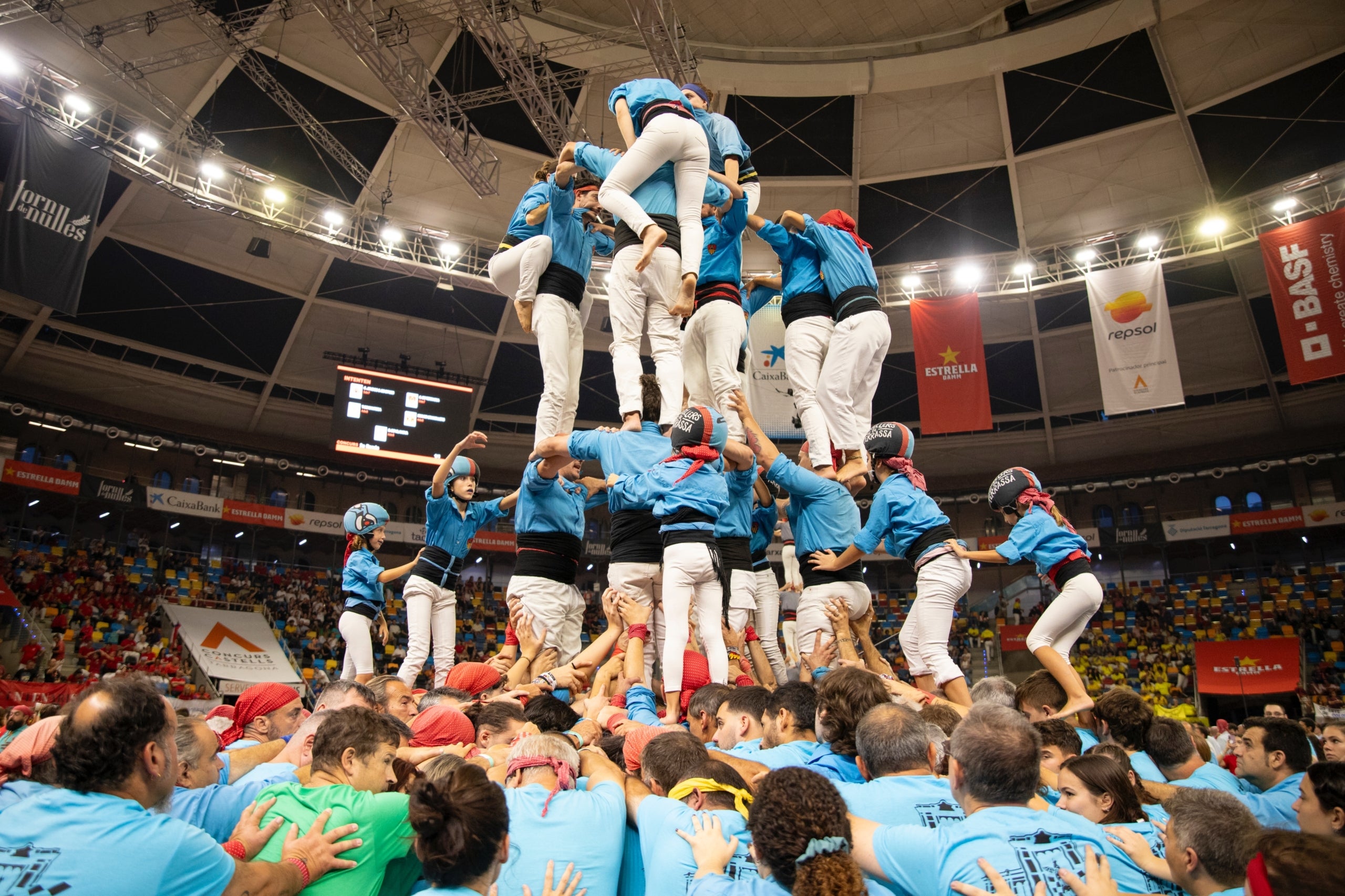 Els Castellers de Terrassa han participat a la jornada de dissabte del Concurs de Castells de Tarragona. Els egarencs han finalitzat en la catorzena posició (de 30 colles participants) gràcies a sumar 2075 punts. Havien plantejat tres castells i els tres han estat descarregats. Han anat sobre segur i han completat el 2d7, el 3d7s i el 5d7. Bona actuació dels terrassencs, que continuen creixent amb pas ferm. El podi del Concurs de Castells de la segona jornada ha estat encapçalat per uns pletòrics Marrecs de Salt, que han descarregat el primer 4d9 amb folre de la seva història. En segona posició han quedat els Nens del Vendrell, gràcies a dos castells de gamma alta de vuit. Mentre que Castellers de Lleida, fins avui, vigents campions, han assolit la tercera posició. 