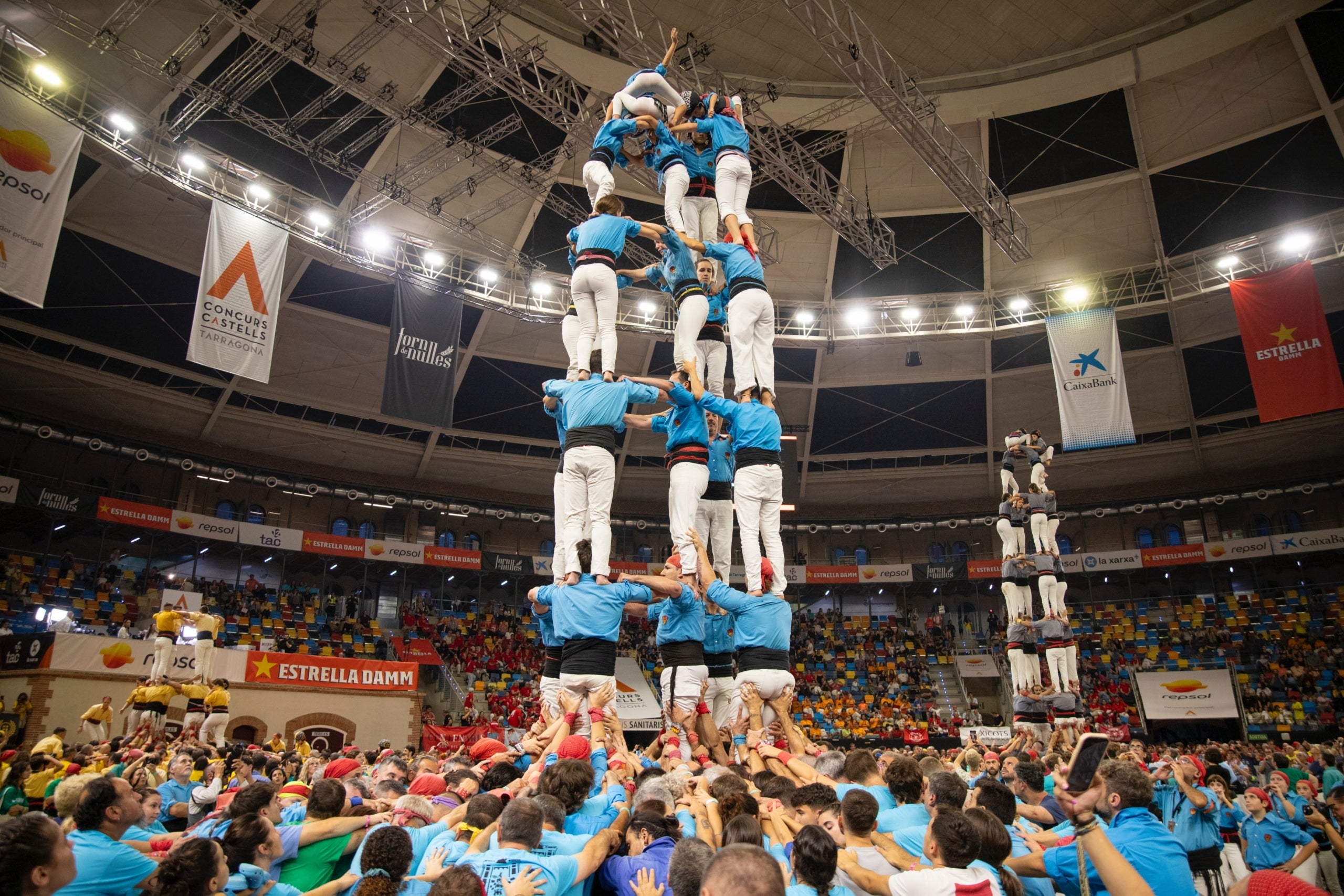 Els Castellers de Terrassa han participat a la jornada de dissabte del Concurs de Castells de Tarragona. Els egarencs han finalitzat en la catorzena posició (de 30 colles participants) gràcies a sumar 2075 punts. Havien plantejat tres castells i els tres han estat descarregats. Han anat sobre segur i han completat el 2d7, el 3d7s i el 5d7. Bona actuació dels terrassencs, que continuen creixent amb pas ferm. El podi del Concurs de Castells de la segona jornada ha estat encapçalat per uns pletòrics Marrecs de Salt, que han descarregat el primer 4d9 amb folre de la seva història. En segona posició han quedat els Nens del Vendrell, gràcies a dos castells de gamma alta de vuit. Mentre que Castellers de Lleida, fins avui, vigents campions, han assolit la tercera posició. 