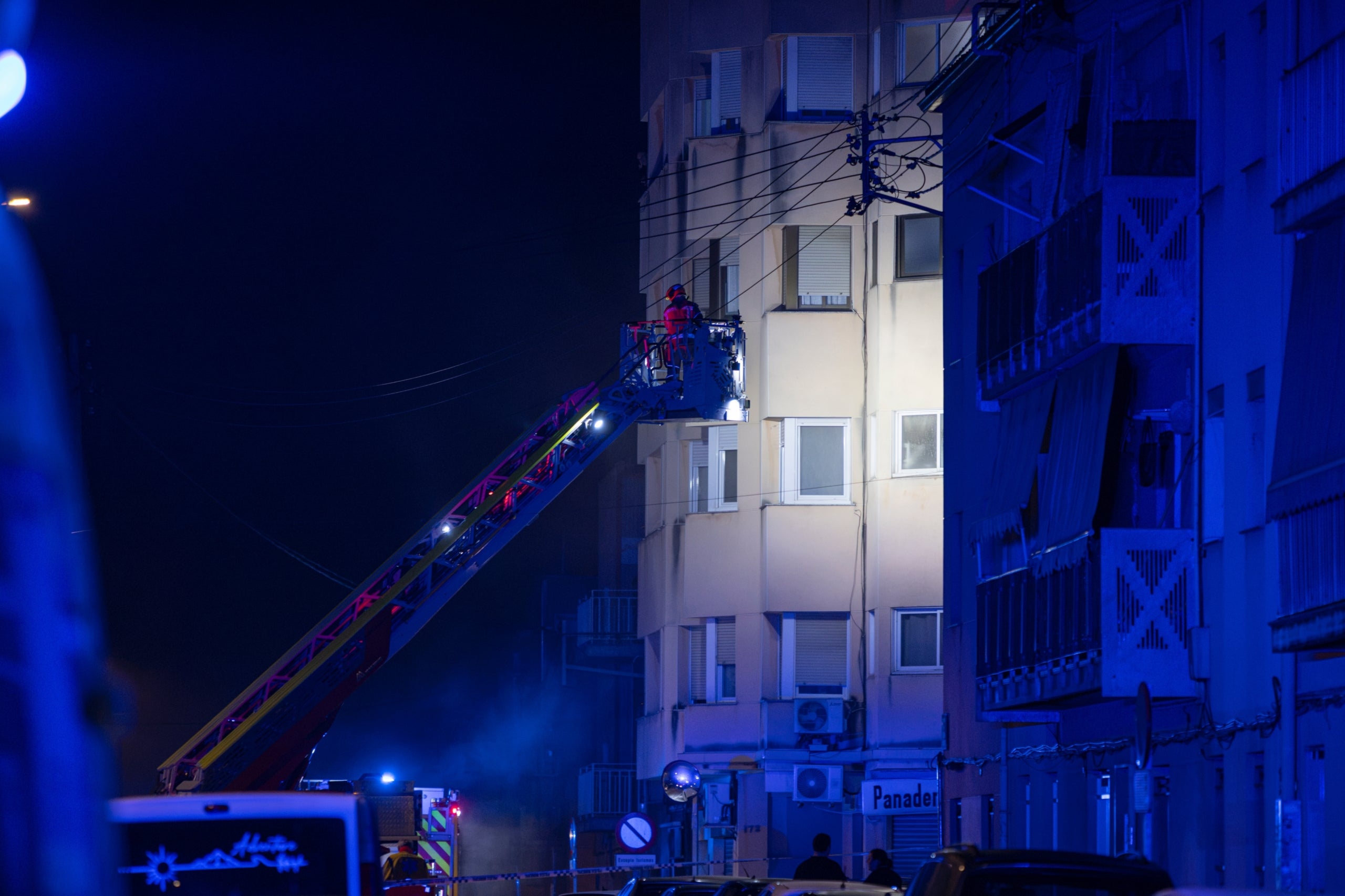 Els Bombers de la Generalitat han actuat aquest dilluns, dia 26 d'octubre, cap a les 23.30h, a Can Palet en l'incendi a un pis. El foc s'ha originat a la galeria exterior d'un habitatge del carrer del Germà Joaquim, 166. Les flames han afectat diversos electrodomèstics, i el fum s'ha escampat per la cuina i el menjador. No hi ha hagut ferits, però sí que s'han evacuat il·lesos els sis membres de la família que viu al immoble.