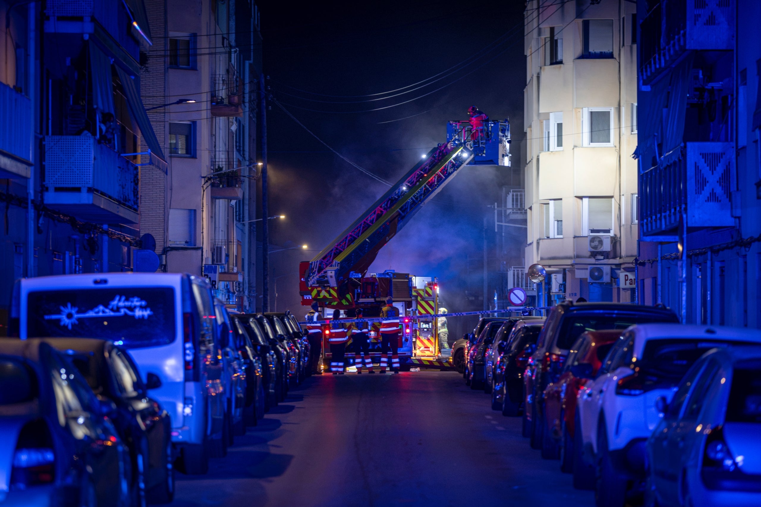 Incendi al carrer Germà Joaquim en un pis amb intervenció dels Bombers | Xavi Hurtado