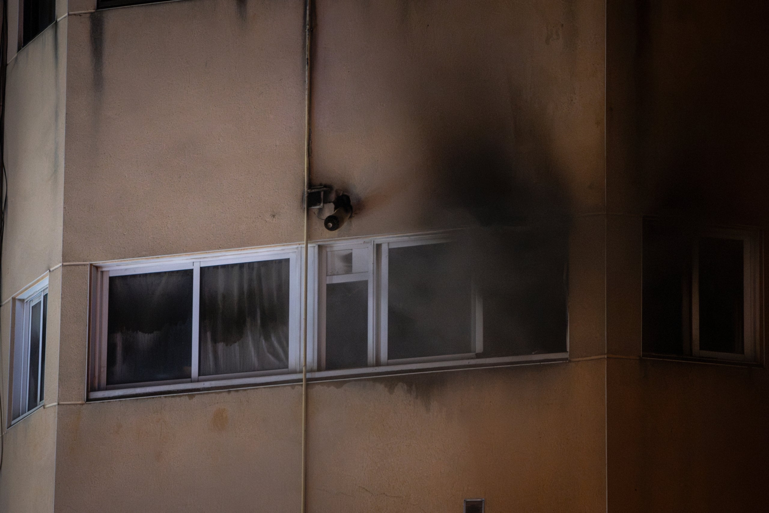 Els Bombers de la Generalitat han actuat aquest dilluns, dia 26 d'octubre, cap a les 23.30h, a Can Palet en l'incendi a un pis. El foc s'ha originat a la galeria exterior d'un habitatge del carrer del Germà Joaquim, 166. Les flames han afectat diversos electrodomèstics, i el fum s'ha escampat per la cuina i el menjador. No hi ha hagut ferits, però sí que s'han evacuat il·lesos els sis membres de la família que viu al immoble.