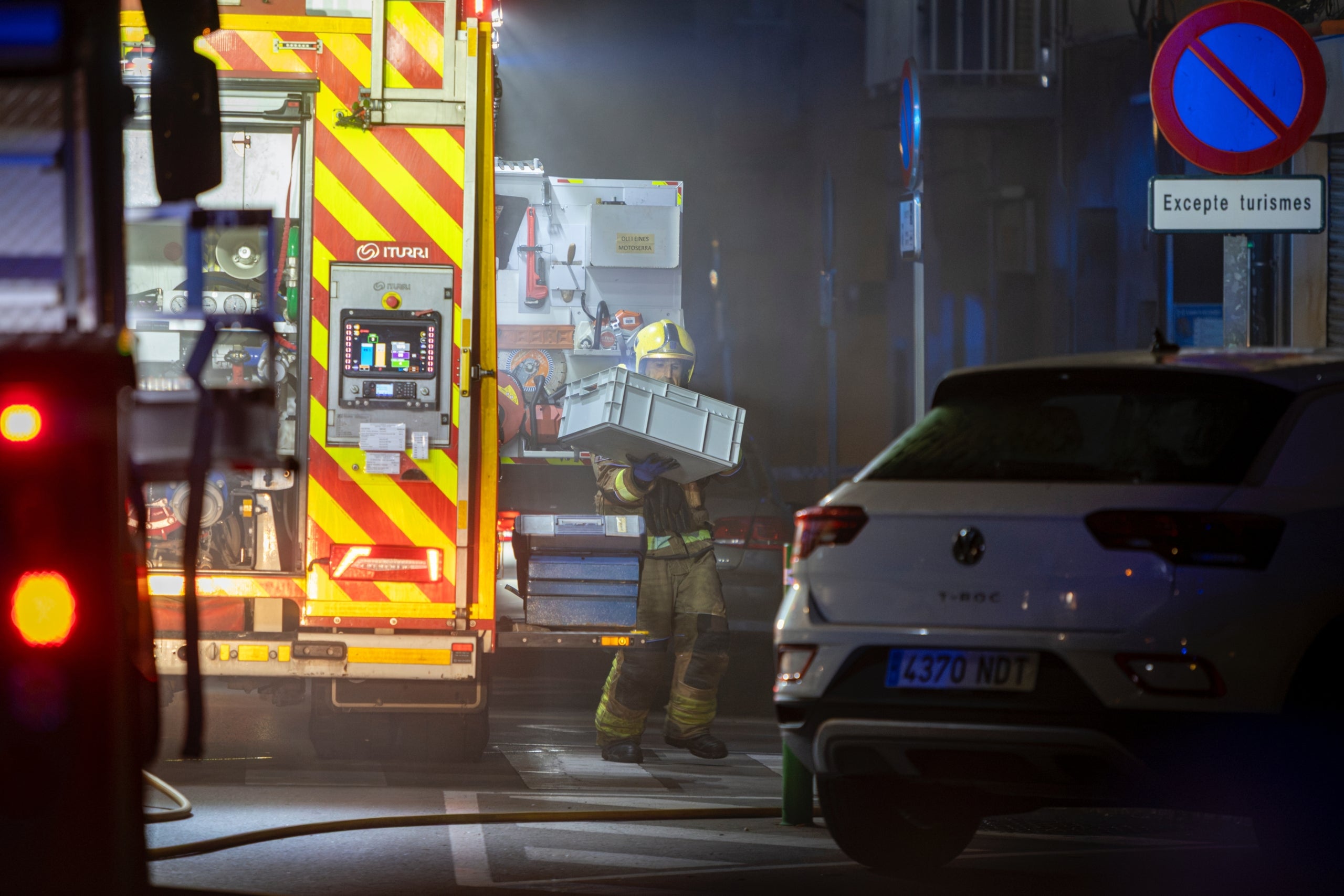 Els Bombers de la Generalitat han actuat aquest dilluns, dia 26 d'octubre, cap a les 23.30h, a Can Palet en l'incendi a un pis. El foc s'ha originat a la galeria exterior d'un habitatge del carrer del Germà Joaquim, 166. Les flames han afectat diversos electrodomèstics, i el fum s'ha escampat per la cuina i el menjador. No hi ha hagut ferits, però sí que s'han evacuat il·lesos els sis membres de la família que viu al immoble.