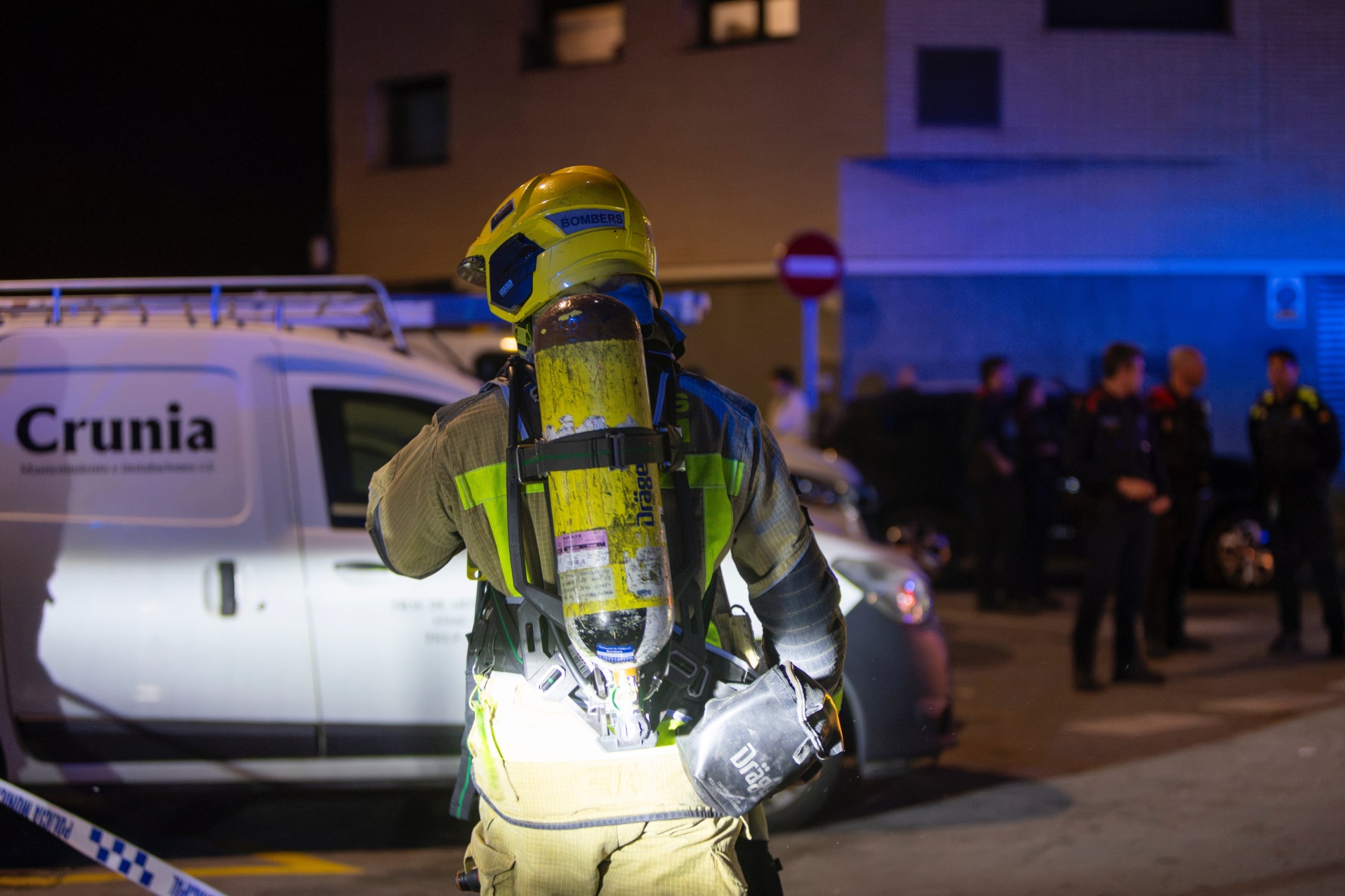 Els Bombers de la Generalitat han actuat aquest dilluns, dia 26 d'octubre, cap a les 23.30h, a Can Palet en l'incendi a un pis. El foc s'ha originat a la galeria exterior d'un habitatge del carrer del Germà Joaquim, 166. Les flames han afectat diversos electrodomèstics, i el fum s'ha escampat per la cuina i el menjador. No hi ha hagut ferits, però sí que s'han evacuat il·lesos els sis membres de la família que viu al immoble.