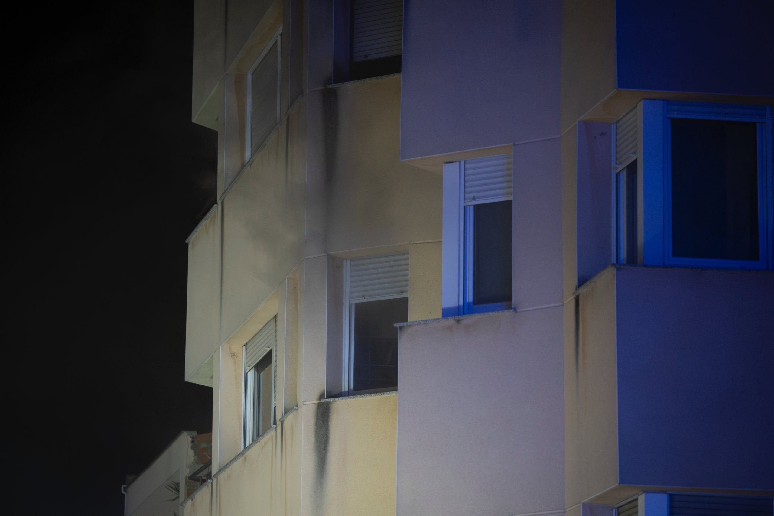 Els Bombers de la Generalitat han actuat aquest dilluns, dia 26 d'octubre, cap a les 23.30h, a Can Palet en l'incendi a un pis. El foc s'ha originat a la galeria exterior d'un habitatge del carrer del Germà Joaquim, 166. Les flames han afectat diversos electrodomèstics, i el fum s'ha escampat per la cuina i el menjador. No hi ha hagut ferits, però sí que s'han evacuat il·lesos els sis membres de la família que viu al immoble.