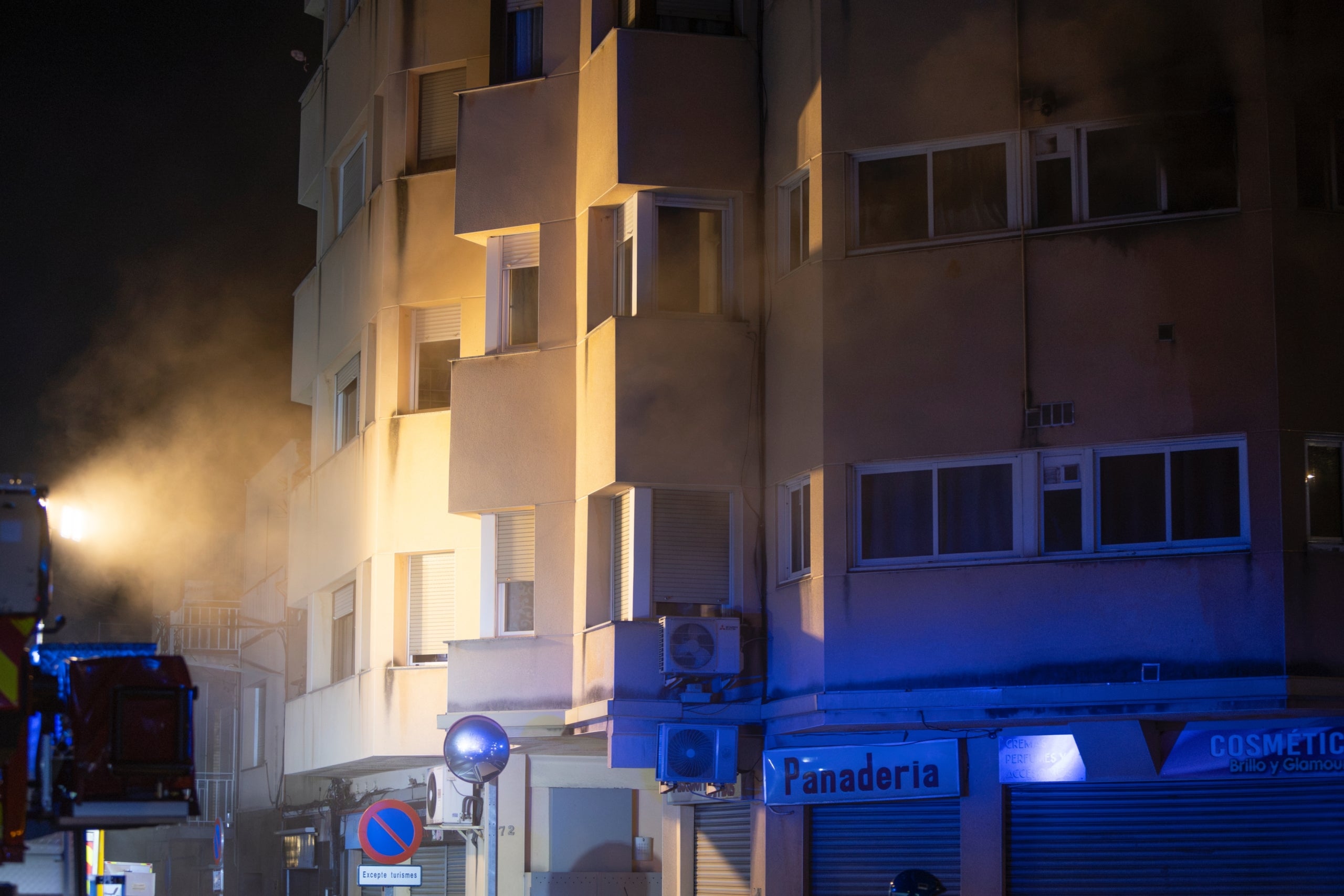 Els Bombers de la Generalitat han actuat aquest dilluns, dia 26 d'octubre, cap a les 23.30h, a Can Palet en l'incendi a un pis. El foc s'ha originat a la galeria exterior d'un habitatge del carrer del Germà Joaquim, 166. Les flames han afectat diversos electrodomèstics, i el fum s'ha escampat per la cuina i el menjador. No hi ha hagut ferits, però sí que s'han evacuat il·lesos els sis membres de la família que viu al immoble.