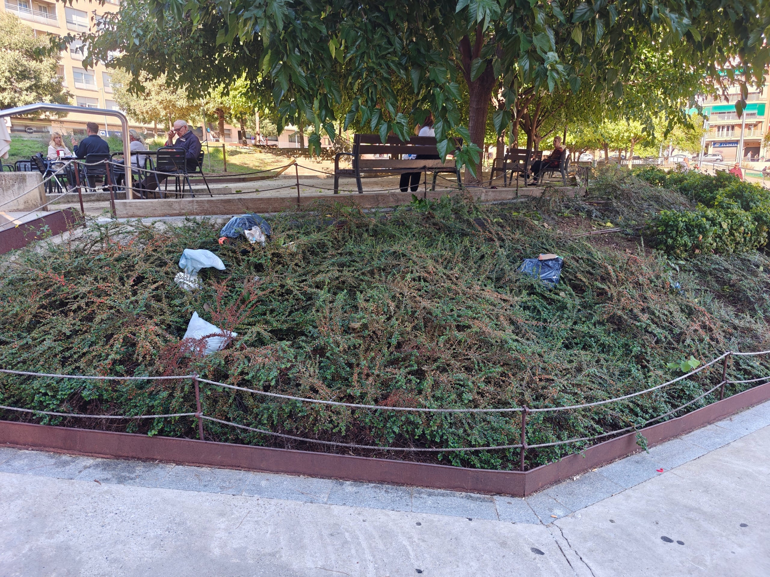 Brutícia escampada a la plaça de Lluís Companys de Terrassa | X.M.
