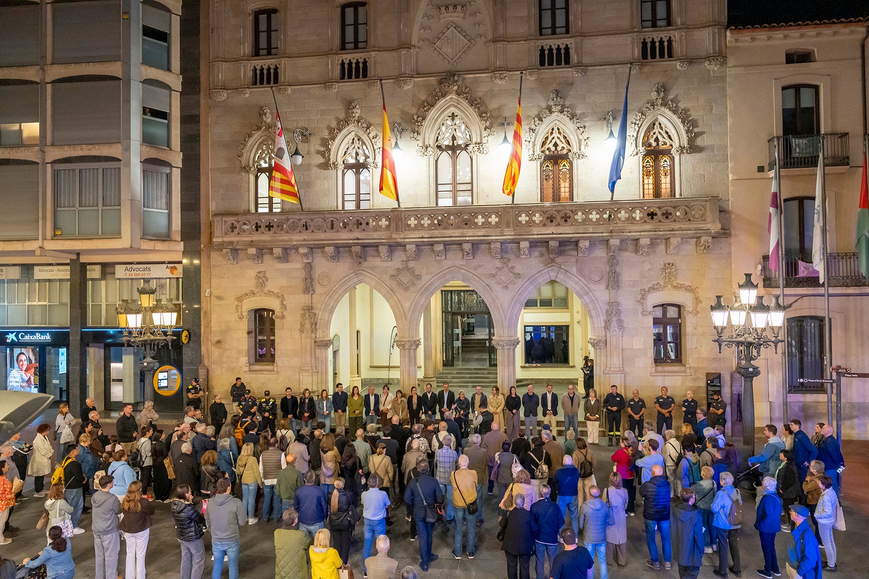 Minut de silenci a davant de l'Ajuntament de Terrassa amb motiu de l'accident ferroviari a Toledo | Aj. Terrassa