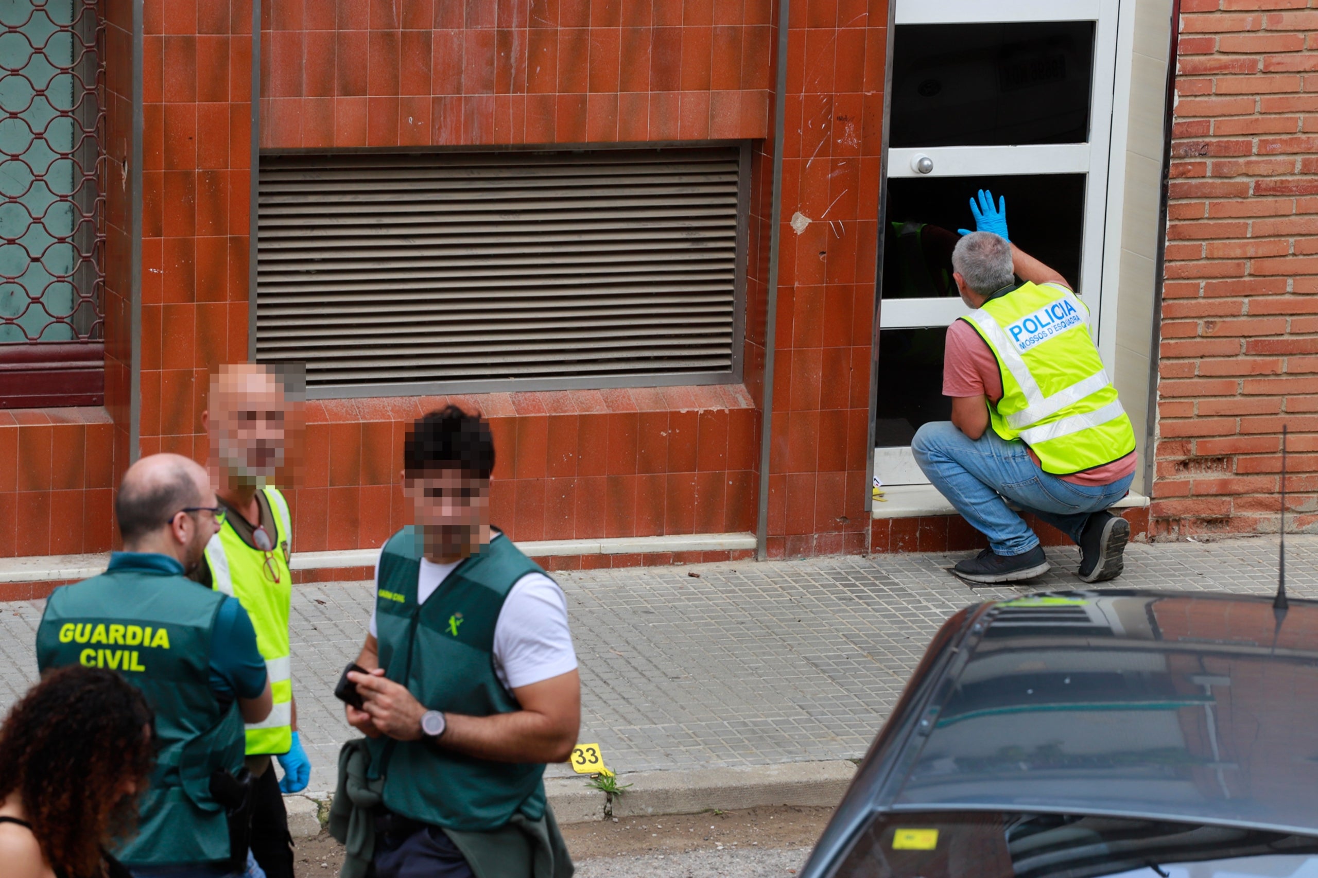 Aquest dijous a la nit, 2 d'octubre, es va produir un tiroteig entre dos guàrdies civils de paisà -que perseguien un vehicle sospitós des de l'àrea Porta de Barcelona de l'AP-7- al carrer d'Europa del barri de Can Parellada de Terrassa. El resultat va ser els dos guàrdies civils ferits, un de greu, i la posterior detenció dels tres presumptes autors al cap d'unes hores en l'interior d'un dels pisos dels blocs d'habitatges. Aquestes són les imatges d'aquest divendres al matí de l'escena dels fets, la investigació dels cossos policials i els veïns del barri | Cristóbal Castro