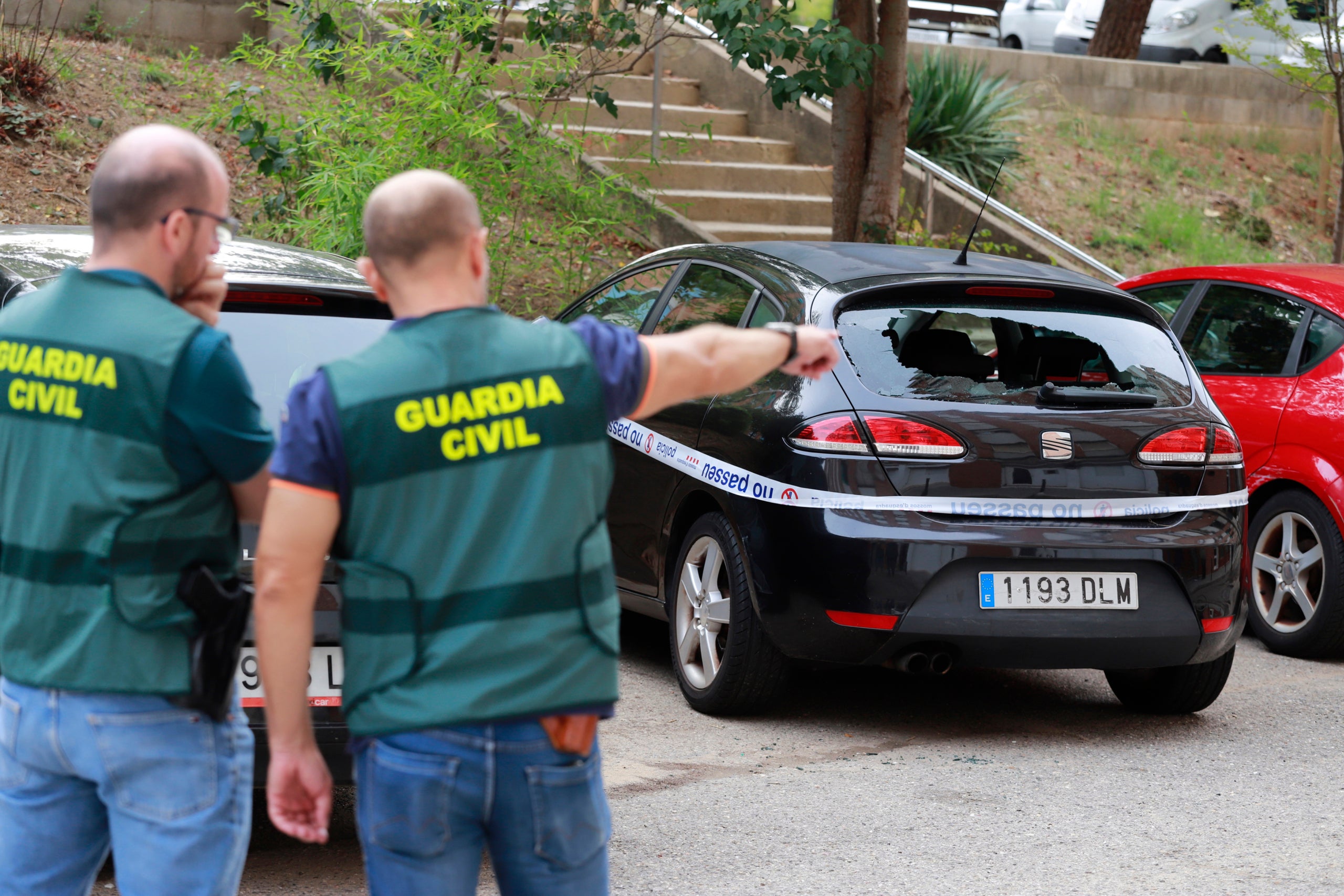 Aquest dijous a la nit, 2 d'octubre, es va produir un tiroteig entre dos guàrdies civils de paisà -que perseguien un vehicle sospitós des de l'àrea Porta de Barcelona de l'AP-7- al carrer d'Europa del barri de Can Parellada de Terrassa. El resultat va ser els dos guàrdies civils ferits, un de greu, i la posterior detenció dels tres presumptes autors al cap d'unes hores en l'interior d'un dels pisos dels blocs d'habitatges. Aquestes són les imatges d'aquest divendres al matí de l'escena dels fets, la investigació dels cossos policials i els veïns del barri | Cristóbal Castro
