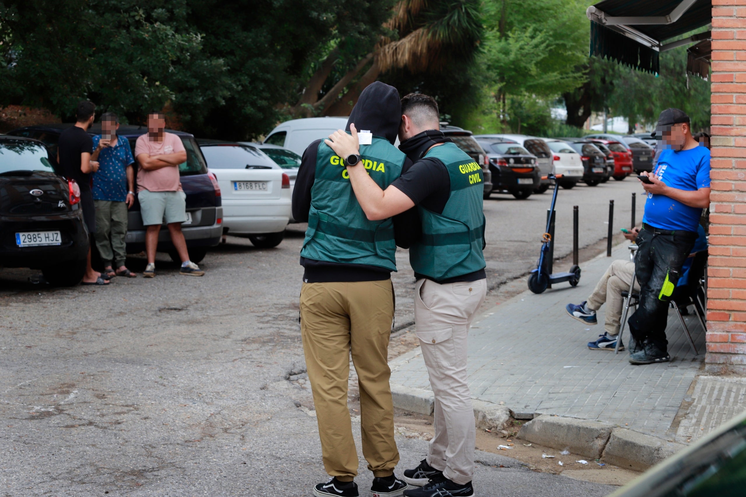 Agents de la Guàrdia Civil procedeixen a la investigació del tiroteig amb dos dels seus membres ferits ocorregut als blocs del carrer d'Europa de Can Parellada | Cristóbal Castro