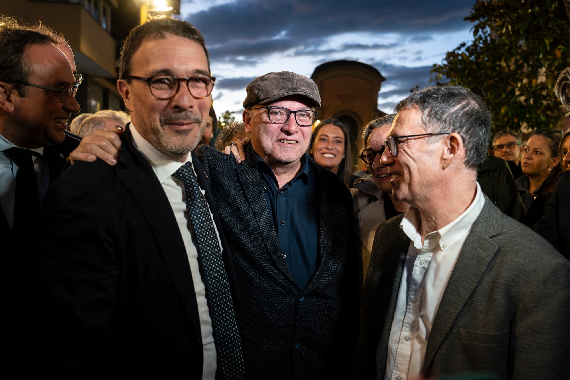 El raval de Montserrat de Terrassa es va omplir de gom a gom aquest dimecres al vespre, amb una jornada dels Cants de Llibertat especial i esperada, per la rebuda de l'exconseller Lluís Puig gairebé nou anys després del seu exili pel referèndum de l'1 d'Octubre. Sense ordre de detenció i a punt de ser amnistiat, un Puig emocionat estava acompanyat per la plana major de Junts per Catalunya, el dia abans d'ocupar per primer cop físicament el seu escó al Parlament. I també per tots aquells terrassencs i terrassenques que esperaven que tornés a casa, inclòs l'alcalde, Jordi Ballart. Fins i tot, el va sortir a saludar simbòlicament el seu capgròs de Festa Major | Mireia Comas