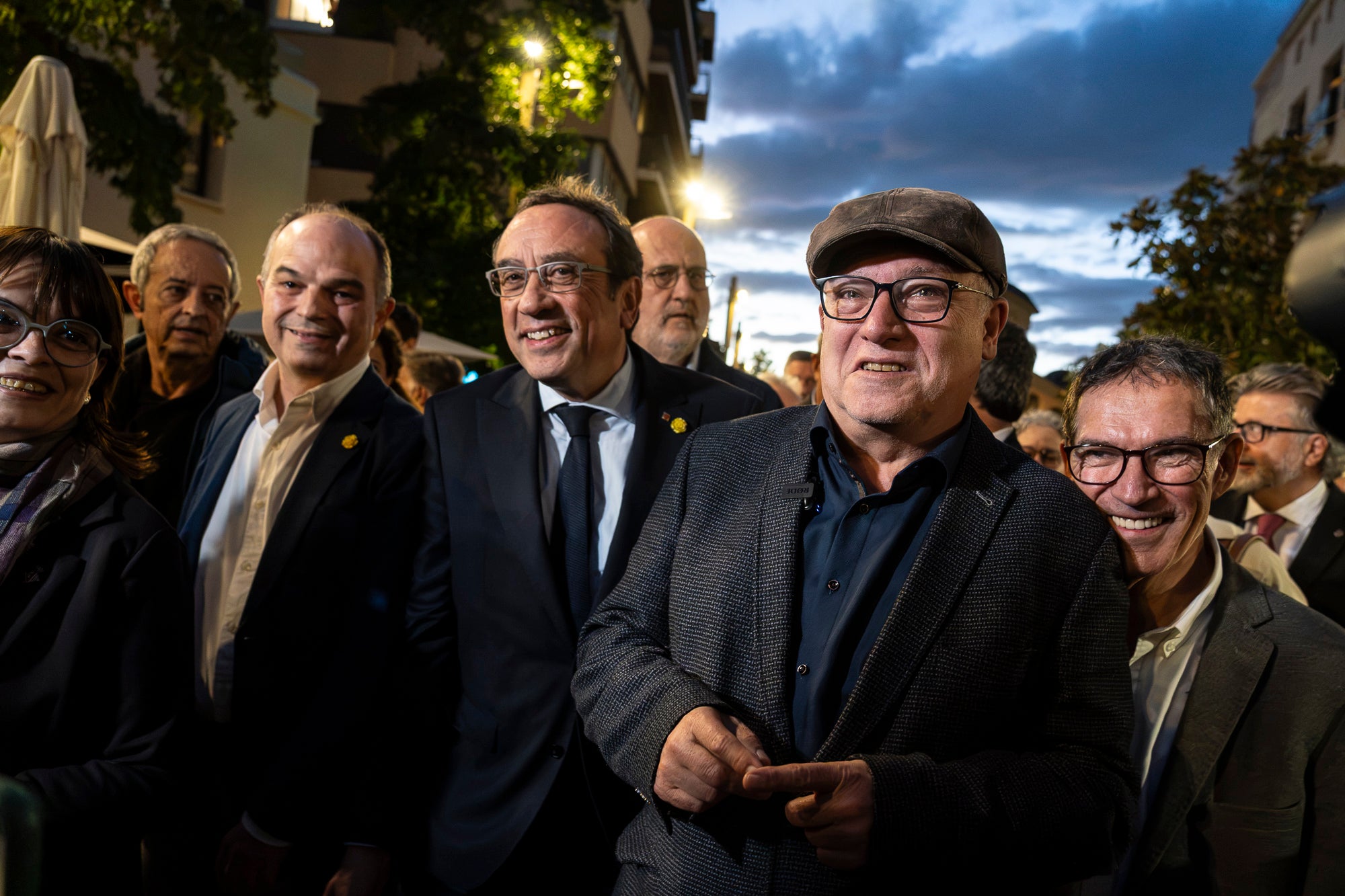 El raval de Montserrat de Terrassa es va omplir de gom a gom aquest dimecres al vespre, amb una jornada dels Cants de Llibertat especial i esperada, per la rebuda de l'exconseller Lluís Puig gairebé nou anys després del seu exili pel referèndum de l'1 d'Octubre. Sense ordre de detenció i a punt de ser amnistiat, un Puig emocionat estava acompanyat per la plana major de Junts per Catalunya, el dia abans d'ocupar per primer cop físicament el seu escó al Parlament. I també per tots aquells terrassencs i terrassenques que esperaven que tornés a casa, inclòs l'alcalde, Jordi Ballart. Fins i tot, el va sortir a saludar simbòlicament el seu capgròs de Festa Major | Mireia Comas