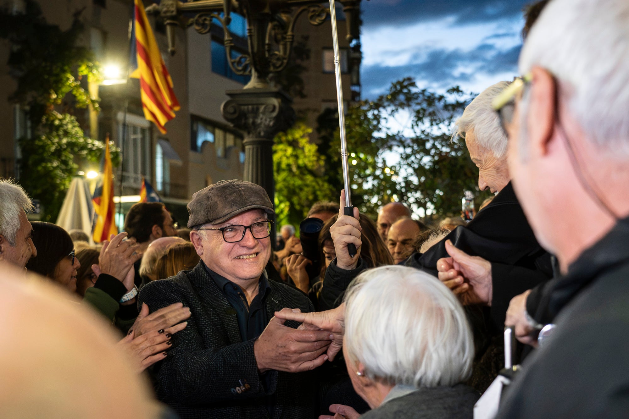 El raval de Montserrat de Terrassa es va omplir de gom a gom aquest dimecres al vespre, amb una jornada dels Cants de Llibertat especial i esperada, per la rebuda de l'exconseller Lluís Puig gairebé nou anys després del seu exili pel referèndum de l'1 d'Octubre. Sense ordre de detenció i a punt de ser amnistiat, un Puig emocionat estava acompanyat per la plana major de Junts per Catalunya, el dia abans d'ocupar per primer cop físicament el seu escó al Parlament. I també per tots aquells terrassencs i terrassenques que esperaven que tornés a casa, inclòs l'alcalde, Jordi Ballart. Fins i tot, el va sortir a saludar simbòlicament el seu capgròs de Festa Major | Mireia Comas