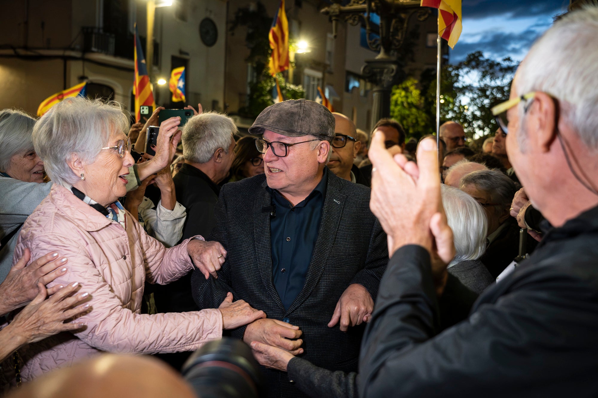 El raval de Montserrat de Terrassa es va omplir de gom a gom aquest dimecres al vespre, amb una jornada dels Cants de Llibertat especial i esperada, per la rebuda de l'exconseller Lluís Puig gairebé nou anys després del seu exili pel referèndum de l'1 d'Octubre. Sense ordre de detenció i a punt de ser amnistiat, un Puig emocionat estava acompanyat per la plana major de Junts per Catalunya, el dia abans d'ocupar per primer cop físicament el seu escó al Parlament. I també per tots aquells terrassencs i terrassenques que esperaven que tornés a casa, inclòs l'alcalde, Jordi Ballart. Fins i tot, el va sortir a saludar simbòlicament el seu capgròs de Festa Major | Mireia Comas
