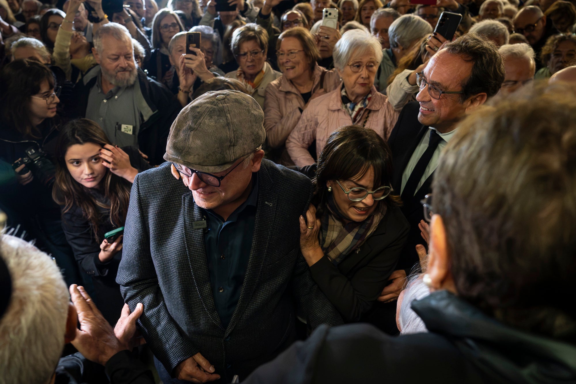 El raval de Montserrat de Terrassa es va omplir de gom a gom aquest dimecres al vespre, amb una jornada dels Cants de Llibertat especial i esperada, per la rebuda de l'exconseller Lluís Puig gairebé nou anys després del seu exili pel referèndum de l'1 d'Octubre. Sense ordre de detenció i a punt de ser amnistiat, un Puig emocionat estava acompanyat per la plana major de Junts per Catalunya, el dia abans d'ocupar per primer cop físicament el seu escó al Parlament. I també per tots aquells terrassencs i terrassenques que esperaven que tornés a casa, inclòs l'alcalde, Jordi Ballart. Fins i tot, el va sortir a saludar simbòlicament el seu capgròs de Festa Major | Mireia Comas