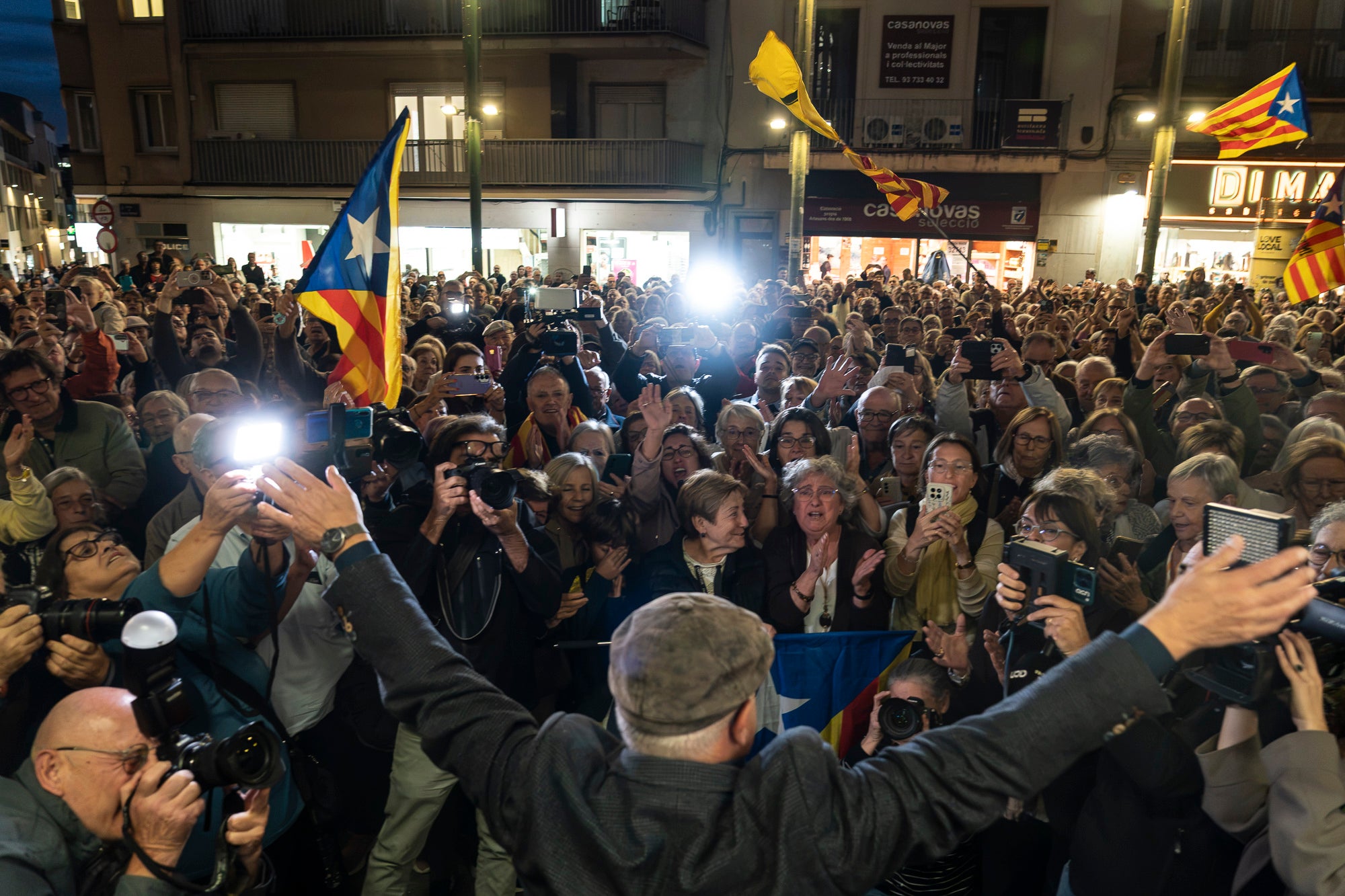 El raval de Montserrat de Terrassa es va omplir de gom a gom aquest dimecres al vespre, amb una jornada dels Cants de Llibertat especial i esperada, per la rebuda de l'exconseller Lluís Puig gairebé nou anys després del seu exili pel referèndum de l'1 d'Octubre. Sense ordre de detenció i a punt de ser amnistiat, un Puig emocionat estava acompanyat per la plana major de Junts per Catalunya, el dia abans d'ocupar per primer cop físicament el seu escó al Parlament. I també per tots aquells terrassencs i terrassenques que esperaven que tornés a casa, inclòs l'alcalde, Jordi Ballart. Fins i tot, el va sortir a saludar simbòlicament el seu capgròs de Festa Major | Mireia Comas
