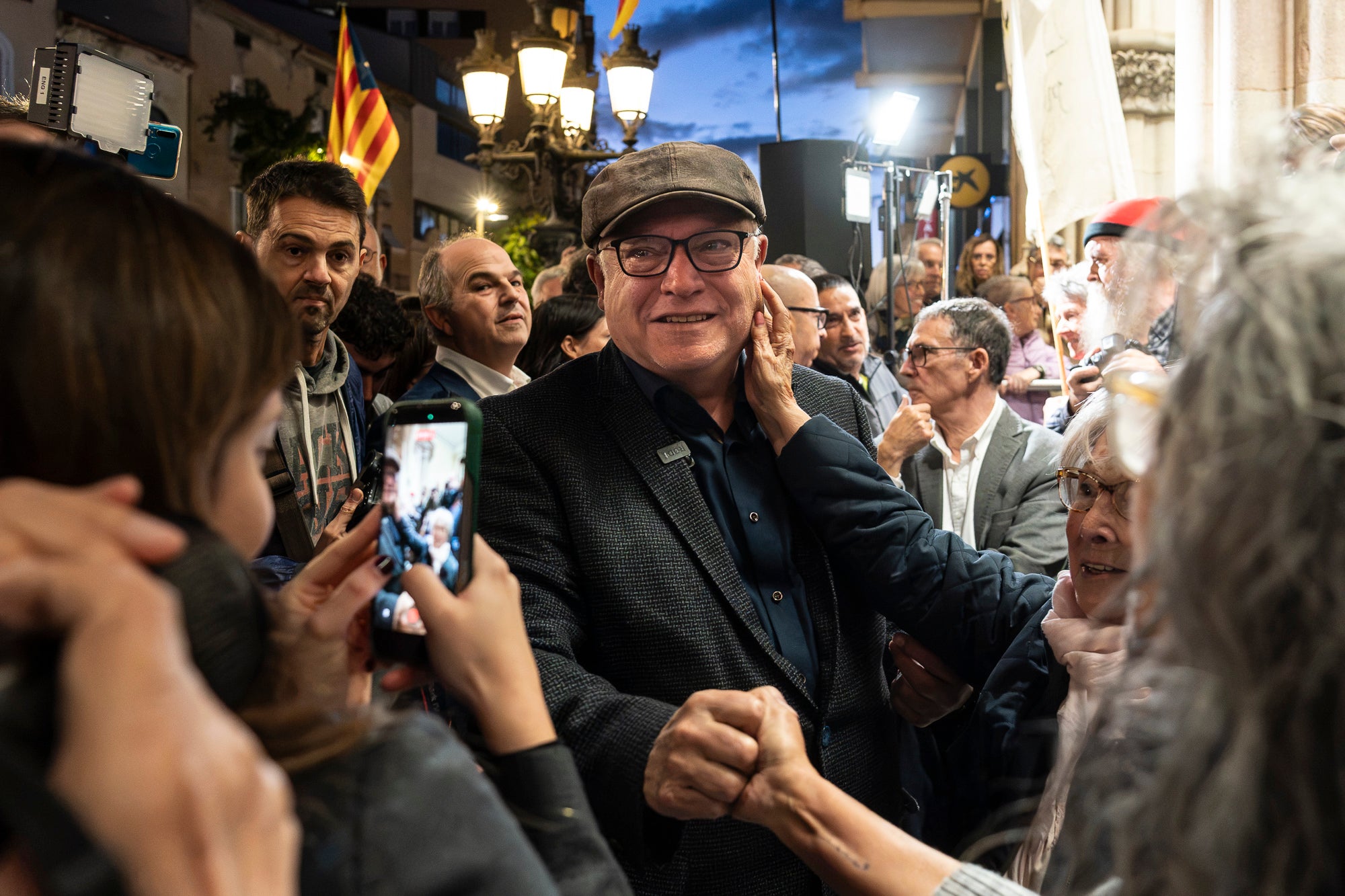 El raval de Montserrat de Terrassa es va omplir de gom a gom aquest dimecres al vespre, amb una jornada dels Cants de Llibertat especial i esperada, per la rebuda de l'exconseller Lluís Puig gairebé nou anys després del seu exili pel referèndum de l'1 d'Octubre. Sense ordre de detenció i a punt de ser amnistiat, un Puig emocionat estava acompanyat per la plana major de Junts per Catalunya, el dia abans d'ocupar per primer cop físicament el seu escó al Parlament. I també per tots aquells terrassencs i terrassenques que esperaven que tornés a casa, inclòs l'alcalde, Jordi Ballart. Fins i tot, el va sortir a saludar simbòlicament el seu capgròs de Festa Major | Mireia Comas