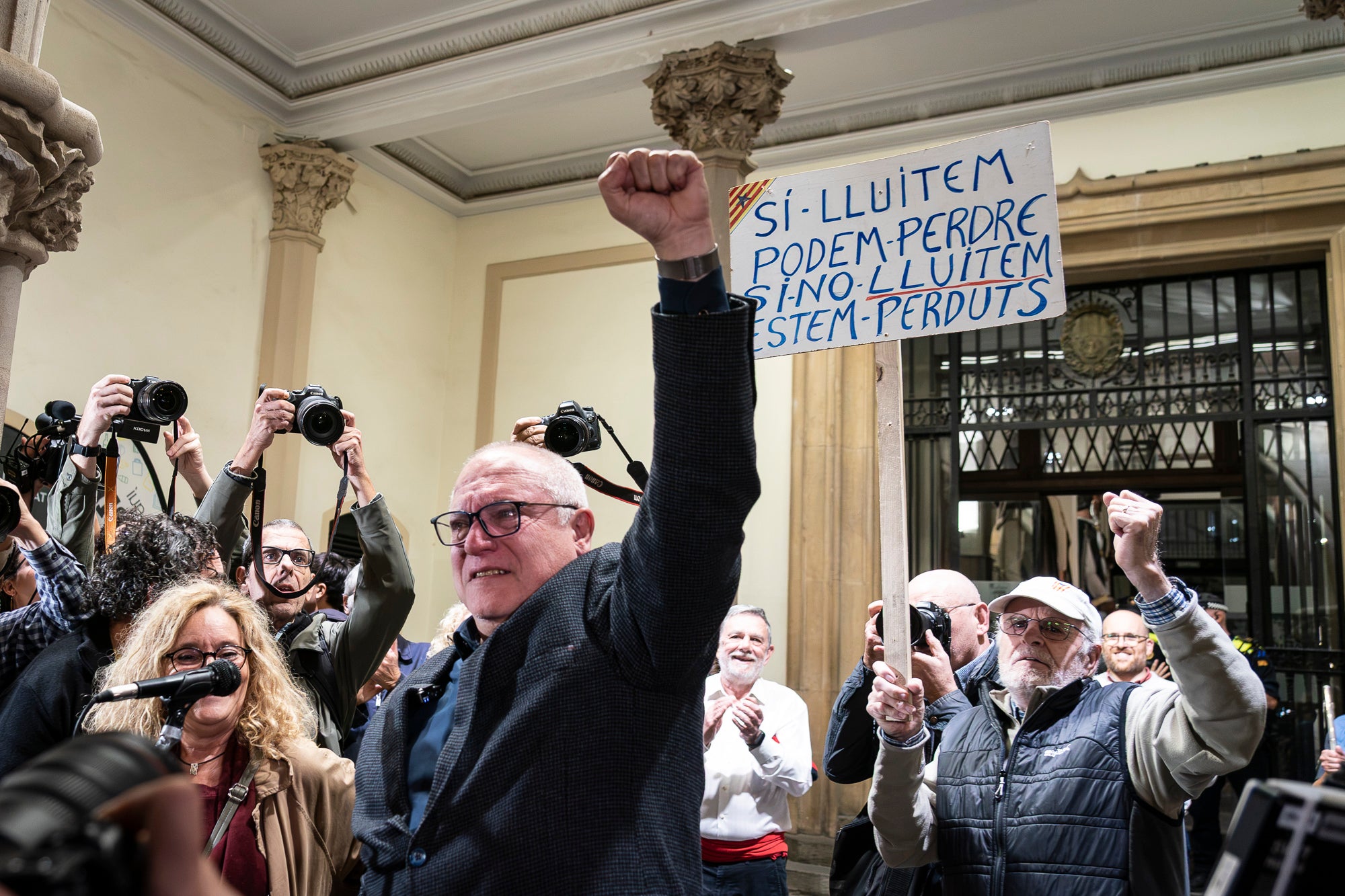 El raval de Montserrat de Terrassa es va omplir de gom a gom aquest dimecres al vespre, amb una jornada dels Cants de Llibertat especial i esperada, per la rebuda de l'exconseller Lluís Puig gairebé nou anys després del seu exili pel referèndum de l'1 d'Octubre. Sense ordre de detenció i a punt de ser amnistiat, un Puig emocionat estava acompanyat per la plana major de Junts per Catalunya, el dia abans d'ocupar per primer cop físicament el seu escó al Parlament. I també per tots aquells terrassencs i terrassenques que esperaven que tornés a casa, inclòs l'alcalde, Jordi Ballart. Fins i tot, el va sortir a saludar simbòlicament el seu capgròs de Festa Major | Mireia Comas