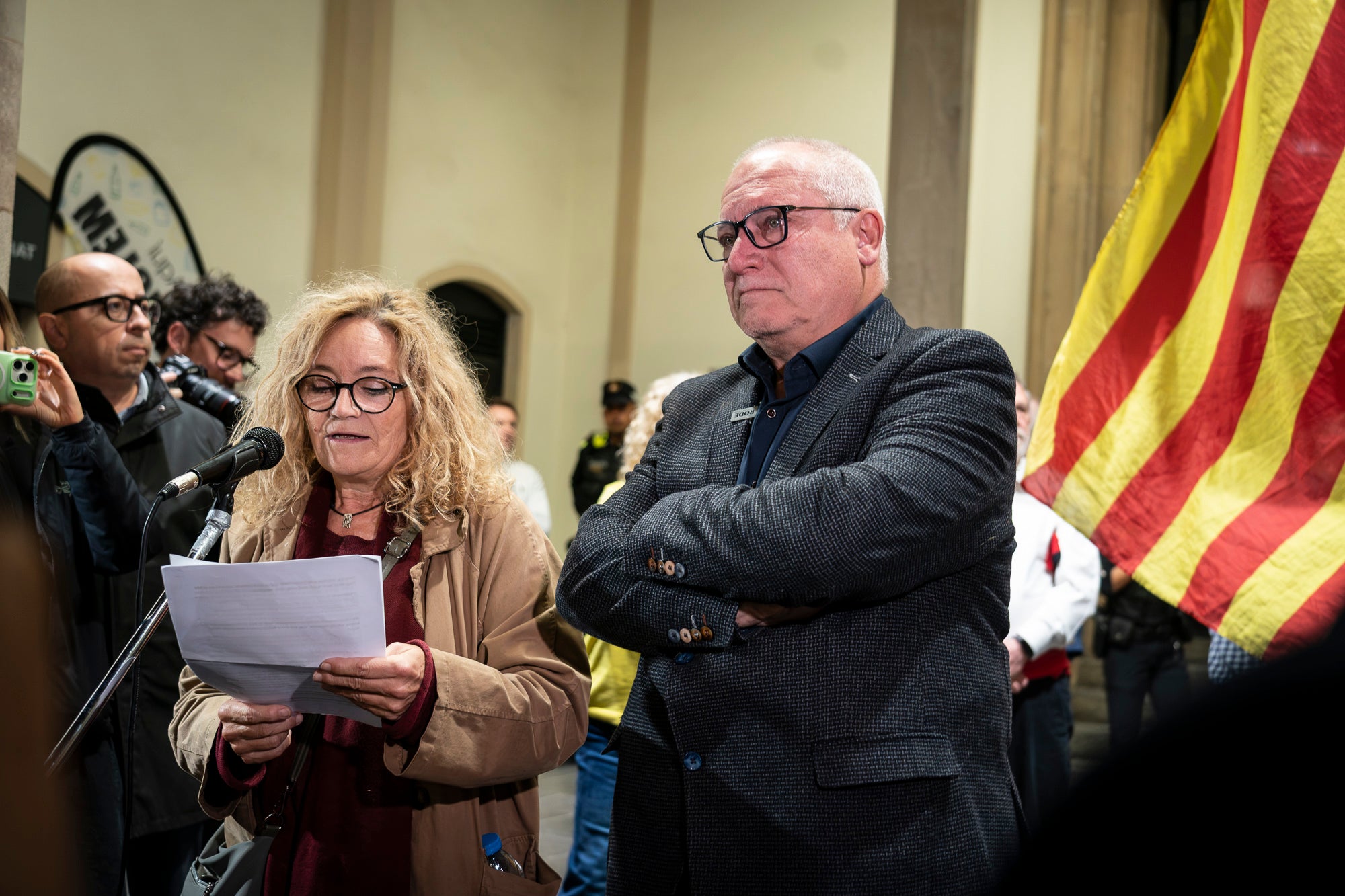 El raval de Montserrat de Terrassa es va omplir de gom a gom aquest dimecres al vespre, amb una jornada dels Cants de Llibertat especial i esperada, per la rebuda de l'exconseller Lluís Puig gairebé nou anys després del seu exili pel referèndum de l'1 d'Octubre. Sense ordre de detenció i a punt de ser amnistiat, un Puig emocionat estava acompanyat per la plana major de Junts per Catalunya, el dia abans d'ocupar per primer cop físicament el seu escó al Parlament. I també per tots aquells terrassencs i terrassenques que esperaven que tornés a casa, inclòs l'alcalde, Jordi Ballart. Fins i tot, el va sortir a saludar simbòlicament el seu capgròs de Festa Major | Mireia Comas
