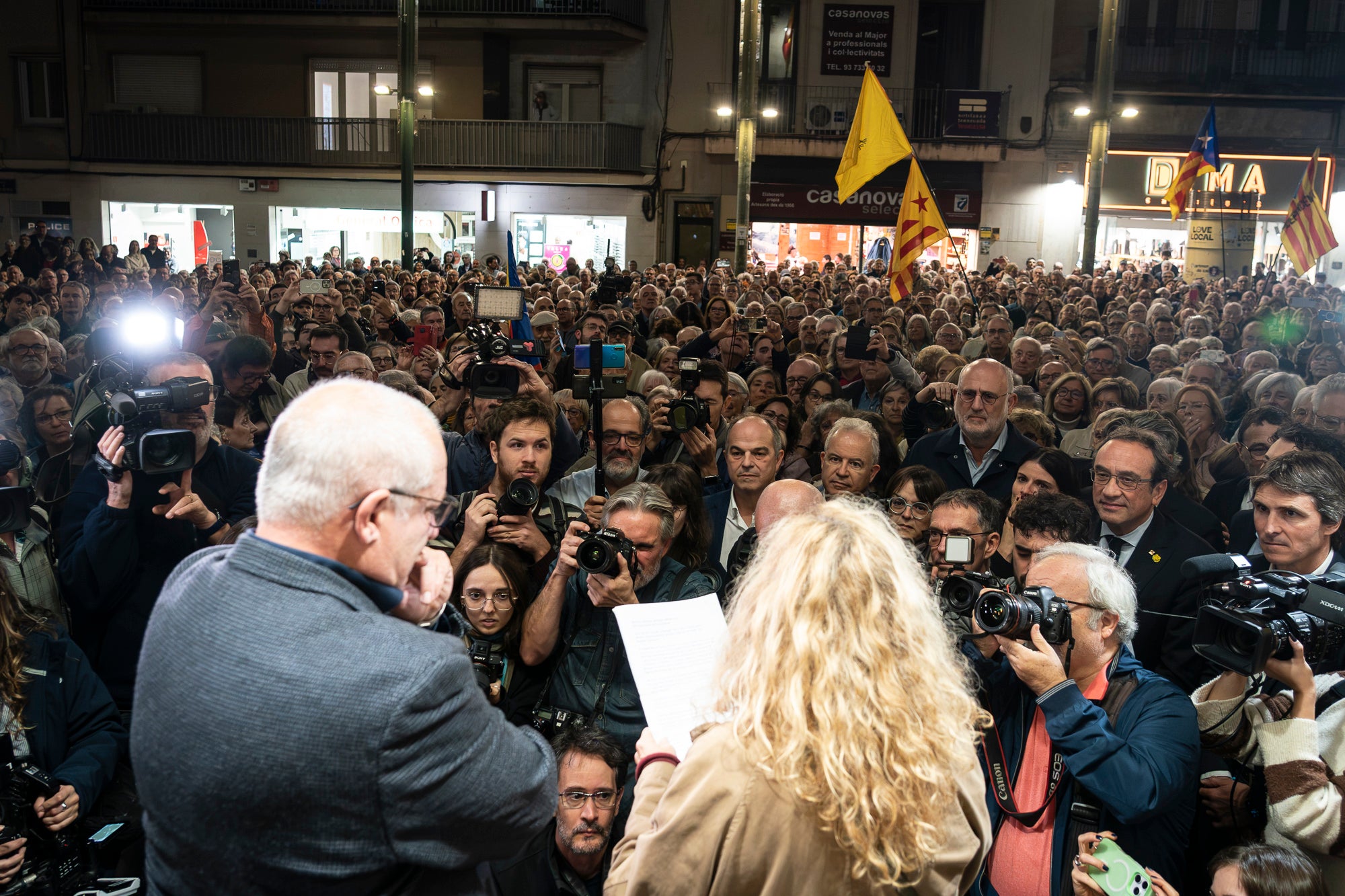 El raval de Montserrat de Terrassa es va omplir de gom a gom aquest dimecres al vespre, amb una jornada dels Cants de Llibertat especial i esperada, per la rebuda de l'exconseller Lluís Puig gairebé nou anys després del seu exili pel referèndum de l'1 d'Octubre. Sense ordre de detenció i a punt de ser amnistiat, un Puig emocionat estava acompanyat per la plana major de Junts per Catalunya, el dia abans d'ocupar per primer cop físicament el seu escó al Parlament. I també per tots aquells terrassencs i terrassenques que esperaven que tornés a casa, inclòs l'alcalde, Jordi Ballart. Fins i tot, el va sortir a saludar simbòlicament el seu capgròs de Festa Major | Mireia Comas