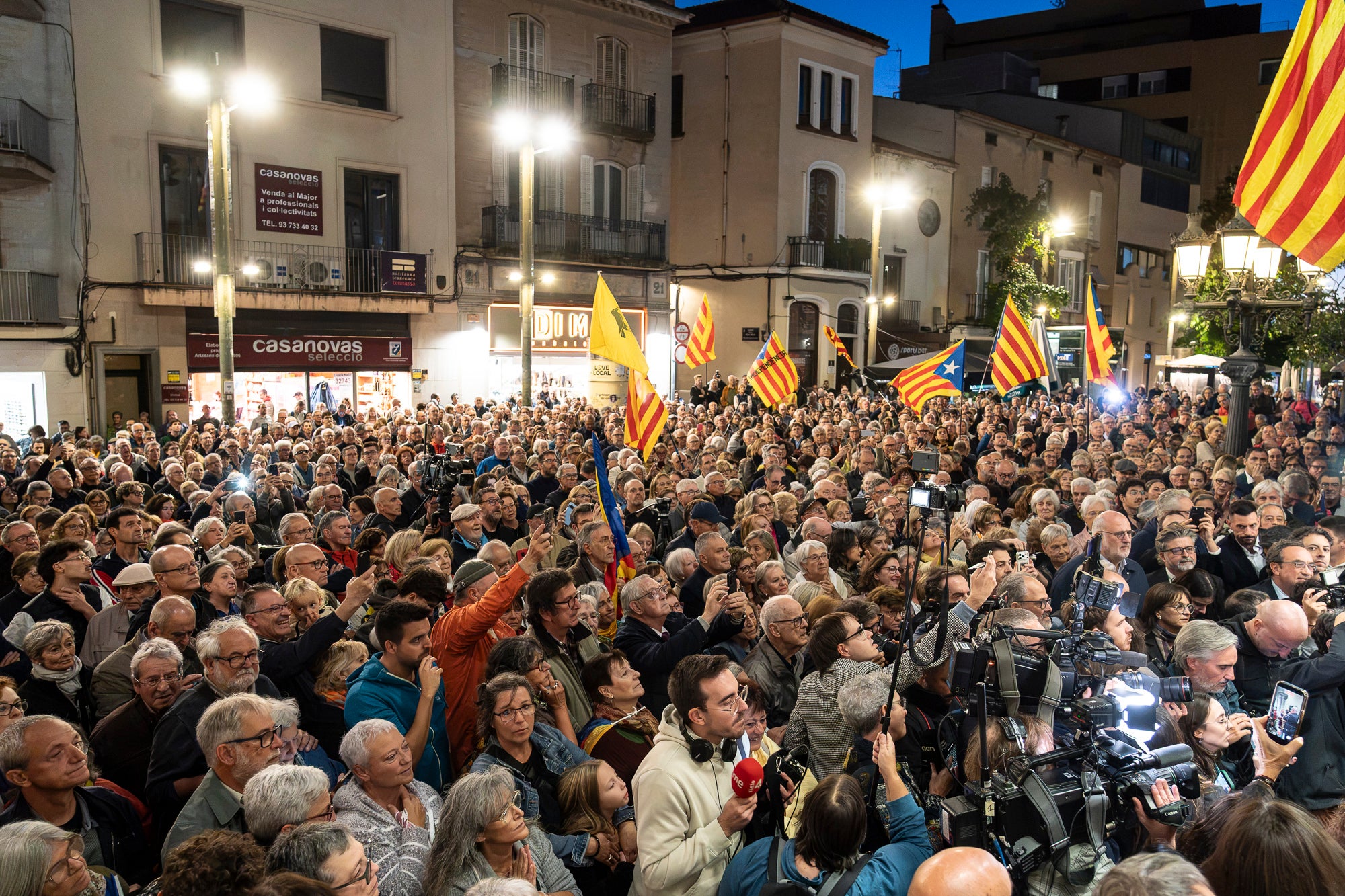 Rebuda del conseller Lluis Puig al Raval de Montserrat, a l'acte dels Cants de Llibertat Terrassa 21.10.2026 | Mireia Comas