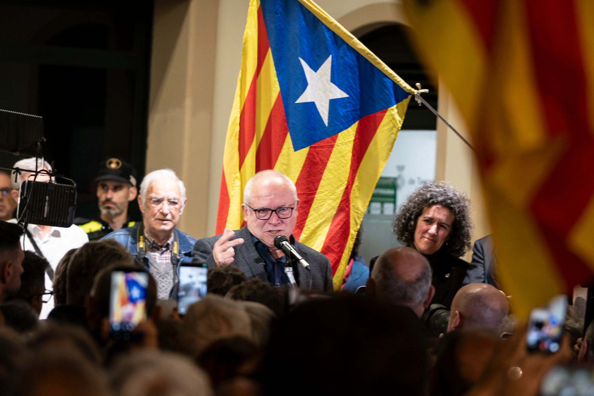 El raval de Montserrat de Terrassa es va omplir de gom a gom aquest dimecres al vespre, amb una jornada dels Cants de Llibertat especial i esperada, per la rebuda de l'exconseller Lluís Puig gairebé nou anys després del seu exili pel referèndum de l'1 d'Octubre. Sense ordre de detenció i a punt de ser amnistiat, un Puig emocionat estava acompanyat per la plana major de Junts per Catalunya, el dia abans d'ocupar per primer cop físicament el seu escó al Parlament. I també per tots aquells terrassencs i terrassenques que esperaven que tornés a casa, inclòs l'alcalde, Jordi Ballart. Fins i tot, el va sortir a saludar simbòlicament el seu capgròs de Festa Major | Mireia Comas