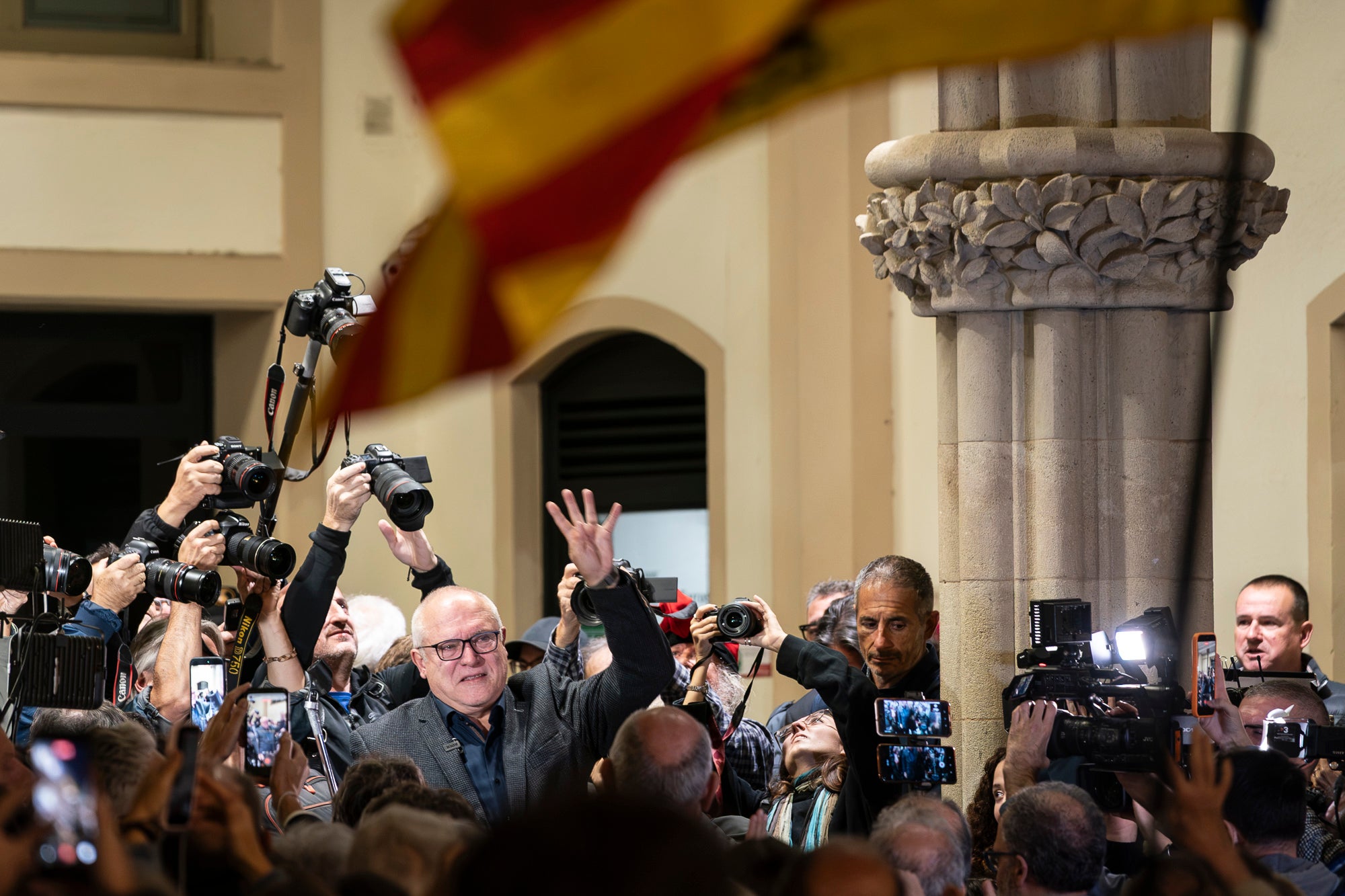 El raval de Montserrat de Terrassa es va omplir de gom a gom aquest dimecres al vespre, amb una jornada dels Cants de Llibertat especial i esperada, per la rebuda de l'exconseller Lluís Puig gairebé nou anys després del seu exili pel referèndum de l'1 d'Octubre. Sense ordre de detenció i a punt de ser amnistiat, un Puig emocionat estava acompanyat per la plana major de Junts per Catalunya, el dia abans d'ocupar per primer cop físicament el seu escó al Parlament. I també per tots aquells terrassencs i terrassenques que esperaven que tornés a casa, inclòs l'alcalde, Jordi Ballart. Fins i tot, el va sortir a saludar simbòlicament el seu capgròs de Festa Major | Mireia Comas