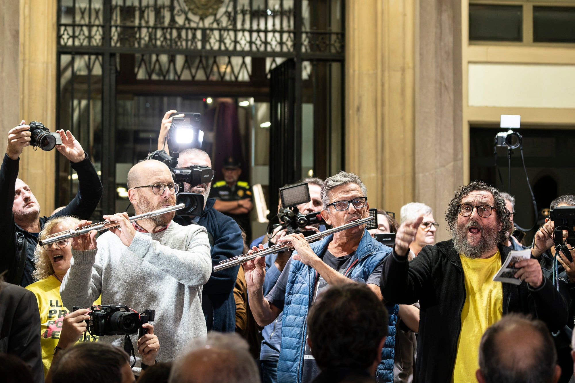 El raval de Montserrat de Terrassa es va omplir de gom a gom aquest dimecres al vespre, amb una jornada dels Cants de Llibertat especial i esperada, per la rebuda de l'exconseller Lluís Puig gairebé nou anys després del seu exili pel referèndum de l'1 d'Octubre. Sense ordre de detenció i a punt de ser amnistiat, un Puig emocionat estava acompanyat per la plana major de Junts per Catalunya, el dia abans d'ocupar per primer cop físicament el seu escó al Parlament. I també per tots aquells terrassencs i terrassenques que esperaven que tornés a casa, inclòs l'alcalde, Jordi Ballart. Fins i tot, el va sortir a saludar simbòlicament el seu capgròs de Festa Major | Mireia Comas