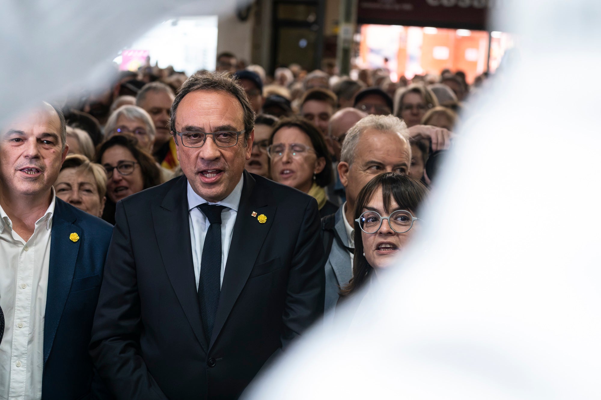 El raval de Montserrat de Terrassa es va omplir de gom a gom aquest dimecres al vespre, amb una jornada dels Cants de Llibertat especial i esperada, per la rebuda de l'exconseller Lluís Puig gairebé nou anys després del seu exili pel referèndum de l'1 d'Octubre. Sense ordre de detenció i a punt de ser amnistiat, un Puig emocionat estava acompanyat per la plana major de Junts per Catalunya, el dia abans d'ocupar per primer cop físicament el seu escó al Parlament. I també per tots aquells terrassencs i terrassenques que esperaven que tornés a casa, inclòs l'alcalde, Jordi Ballart. Fins i tot, el va sortir a saludar simbòlicament el seu capgròs de Festa Major | Mireia Comas