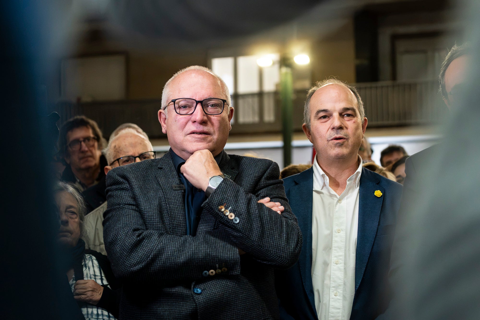El raval de Montserrat de Terrassa es va omplir de gom a gom aquest dimecres al vespre, amb una jornada dels Cants de Llibertat especial i esperada, per la rebuda de l'exconseller Lluís Puig gairebé nou anys després del seu exili pel referèndum de l'1 d'Octubre. Sense ordre de detenció i a punt de ser amnistiat, un Puig emocionat estava acompanyat per la plana major de Junts per Catalunya, el dia abans d'ocupar per primer cop físicament el seu escó al Parlament. I també per tots aquells terrassencs i terrassenques que esperaven que tornés a casa, inclòs l'alcalde, Jordi Ballart. Fins i tot, el va sortir a saludar simbòlicament el seu capgròs de Festa Major | Mireia Comas