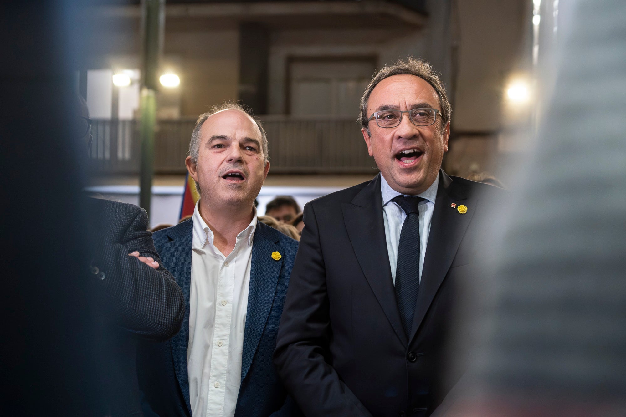 El raval de Montserrat de Terrassa es va omplir de gom a gom aquest dimecres al vespre, amb una jornada dels Cants de Llibertat especial i esperada, per la rebuda de l'exconseller Lluís Puig gairebé nou anys després del seu exili pel referèndum de l'1 d'Octubre. Sense ordre de detenció i a punt de ser amnistiat, un Puig emocionat estava acompanyat per la plana major de Junts per Catalunya, el dia abans d'ocupar per primer cop físicament el seu escó al Parlament. I també per tots aquells terrassencs i terrassenques que esperaven que tornés a casa, inclòs l'alcalde, Jordi Ballart. Fins i tot, el va sortir a saludar simbòlicament el seu capgròs de Festa Major | Mireia Comas